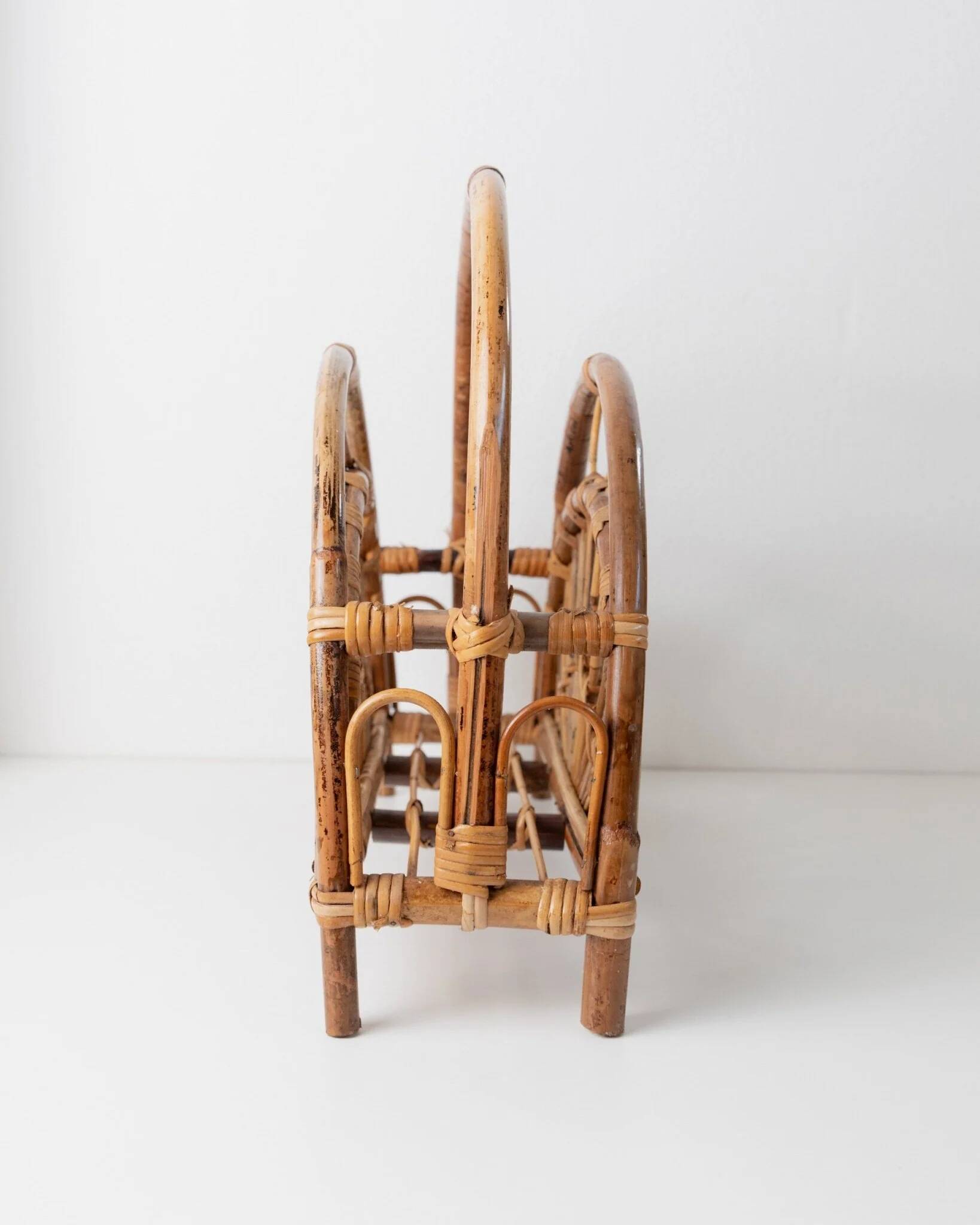 Vintage bamboo magazine rack in bois wood finish, rotin-et-osier-inspired, mid-century Italian design, 1970s