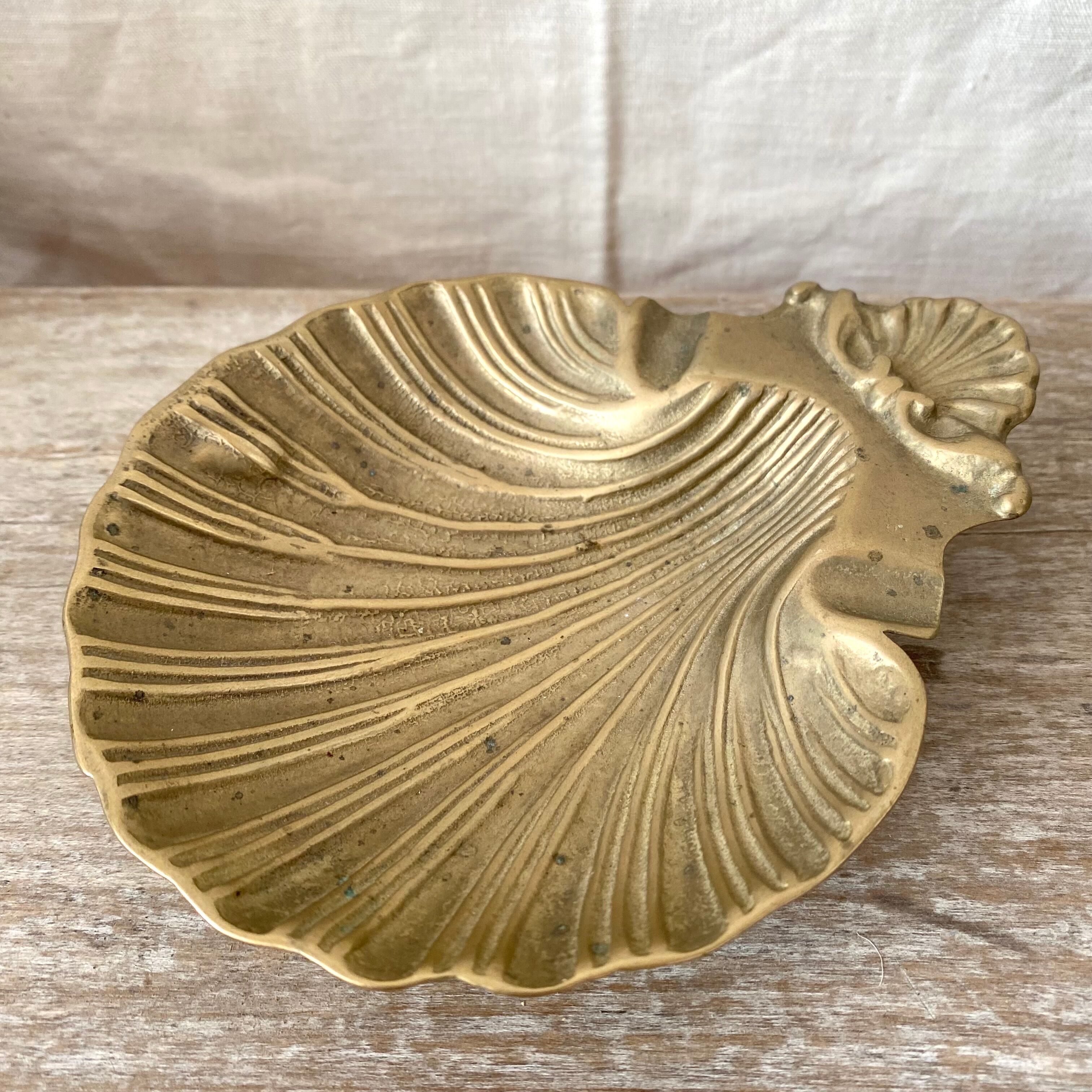 Shell ashtray, scallop shell in brass.