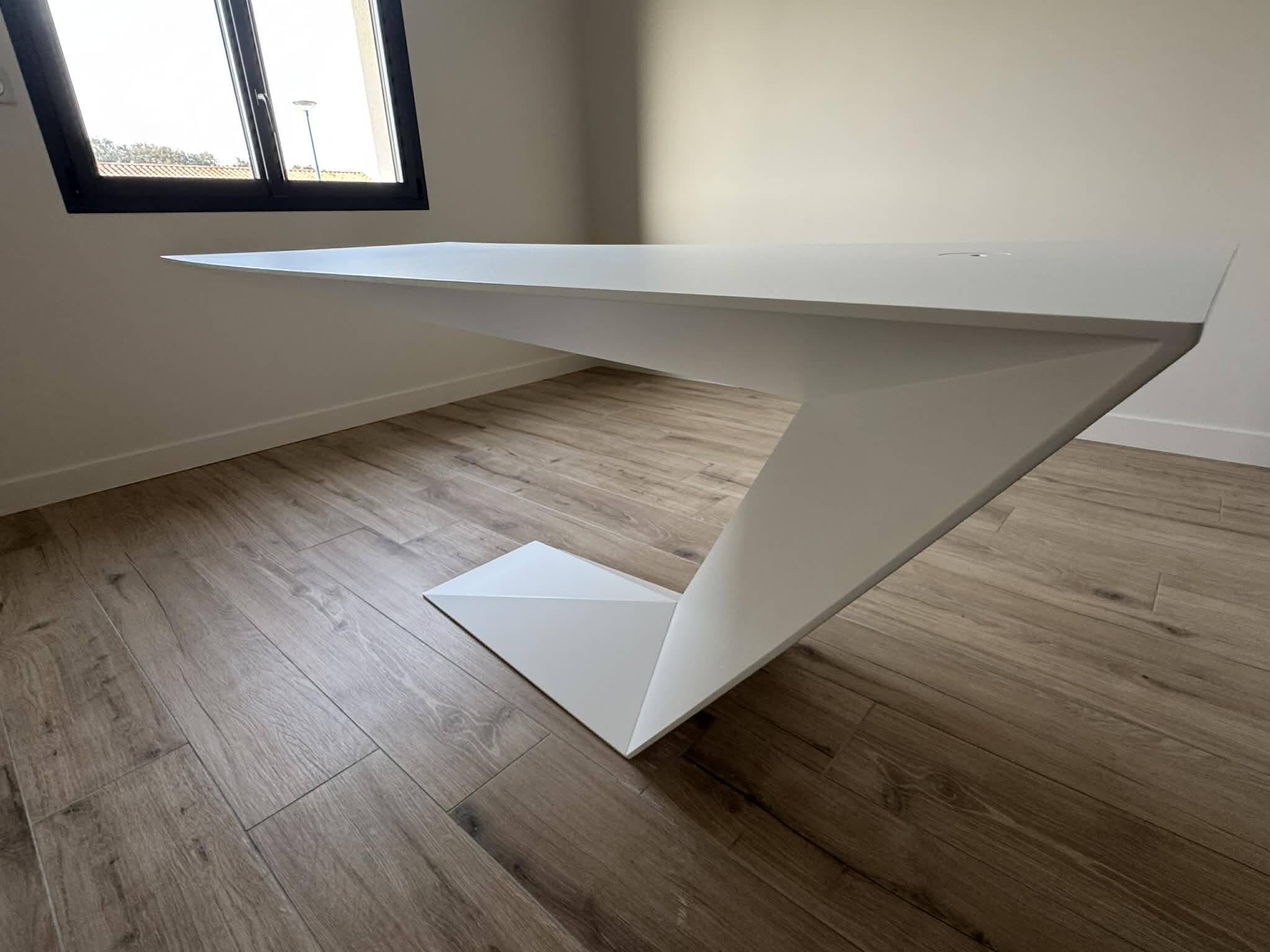 White lacquered desk model Furtif by Daniel Rode for Roche Bobois