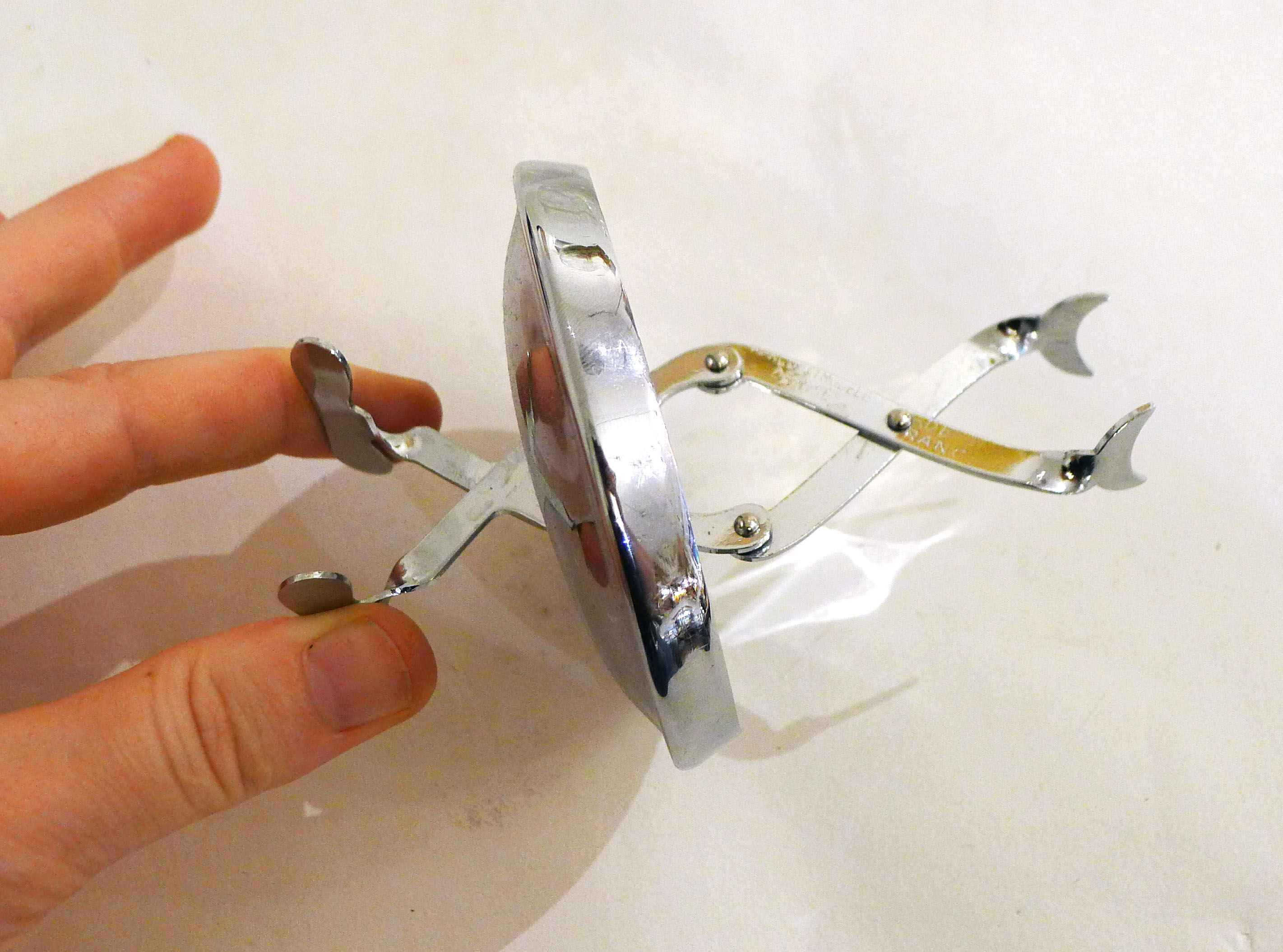 Sugar bowl with integrated clamp