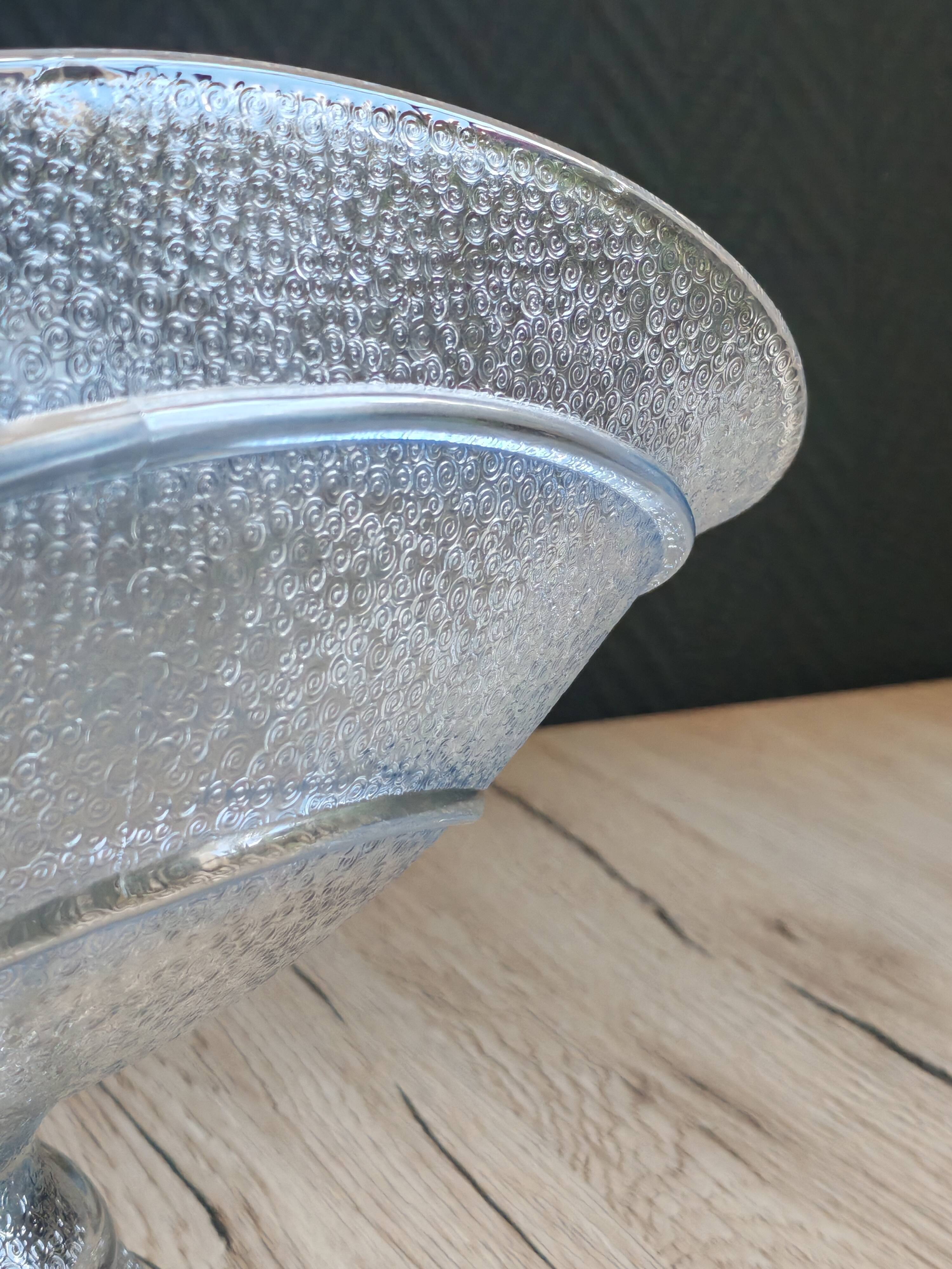 Coupe en verre moulé pressé Art Déco bleu glacé