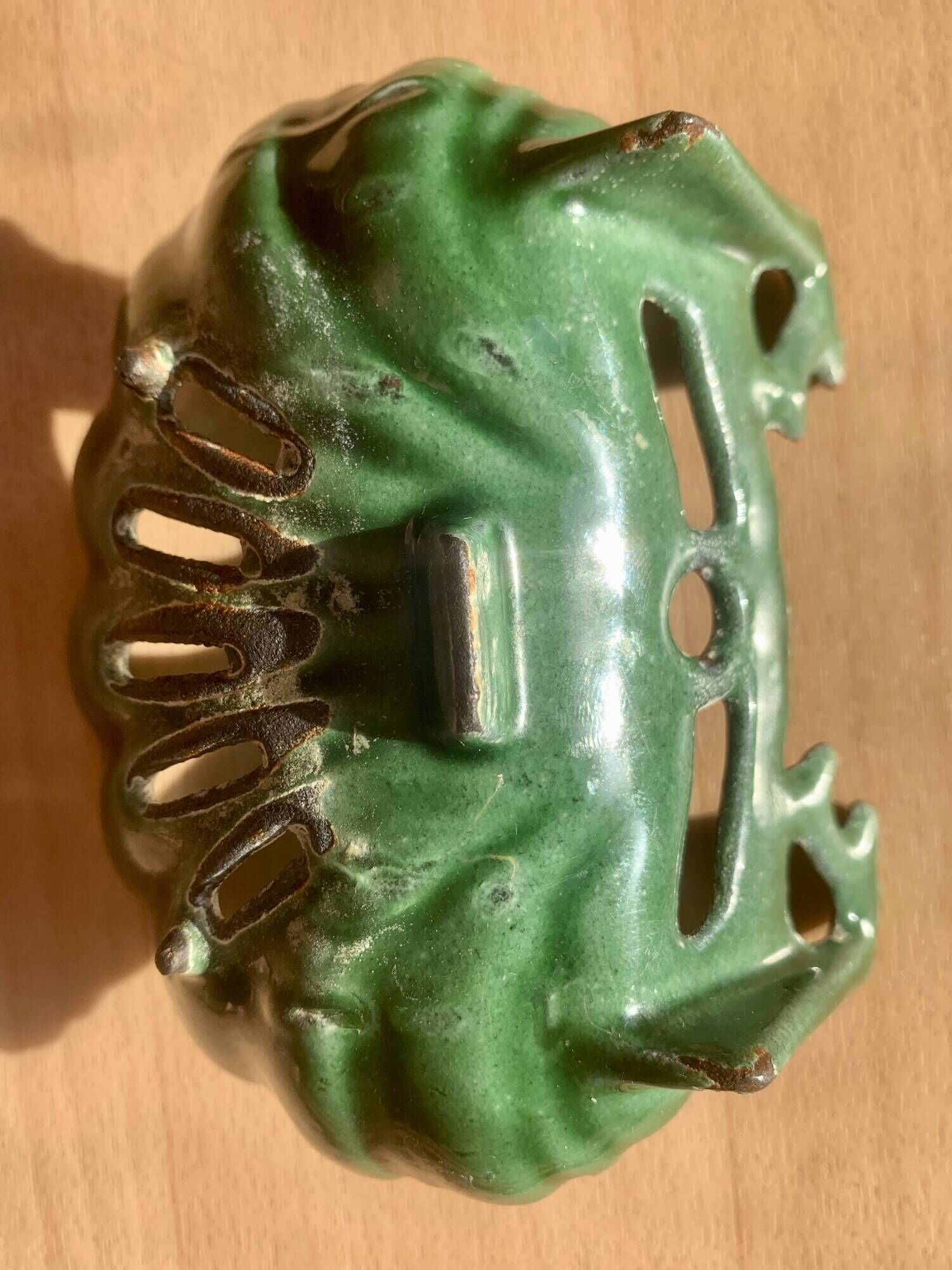 Antique enamelled cast iron soap dish in the shape of a shell (fir green)