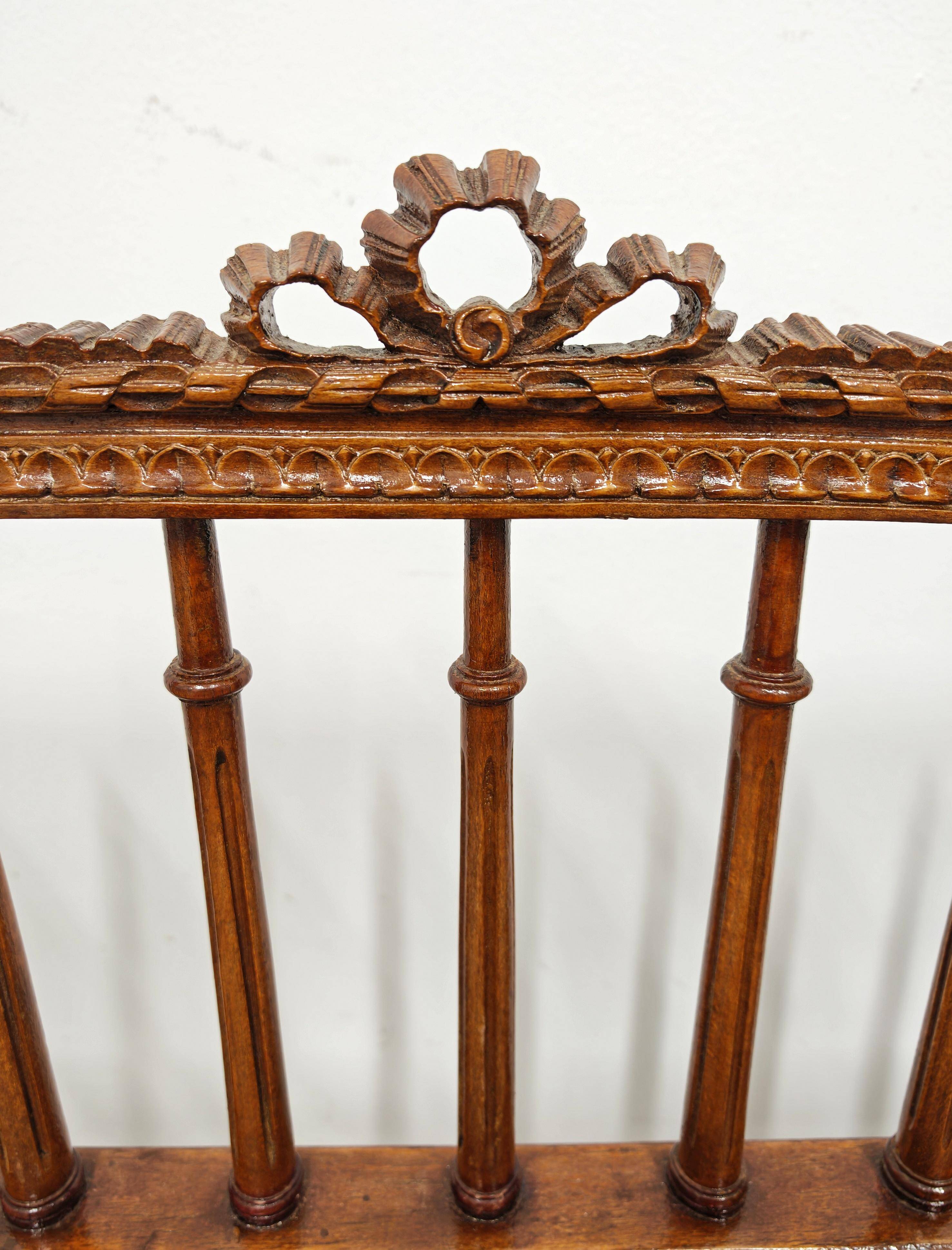Banc sculpté à la main style Louis XVI avec siège en cannage tissé