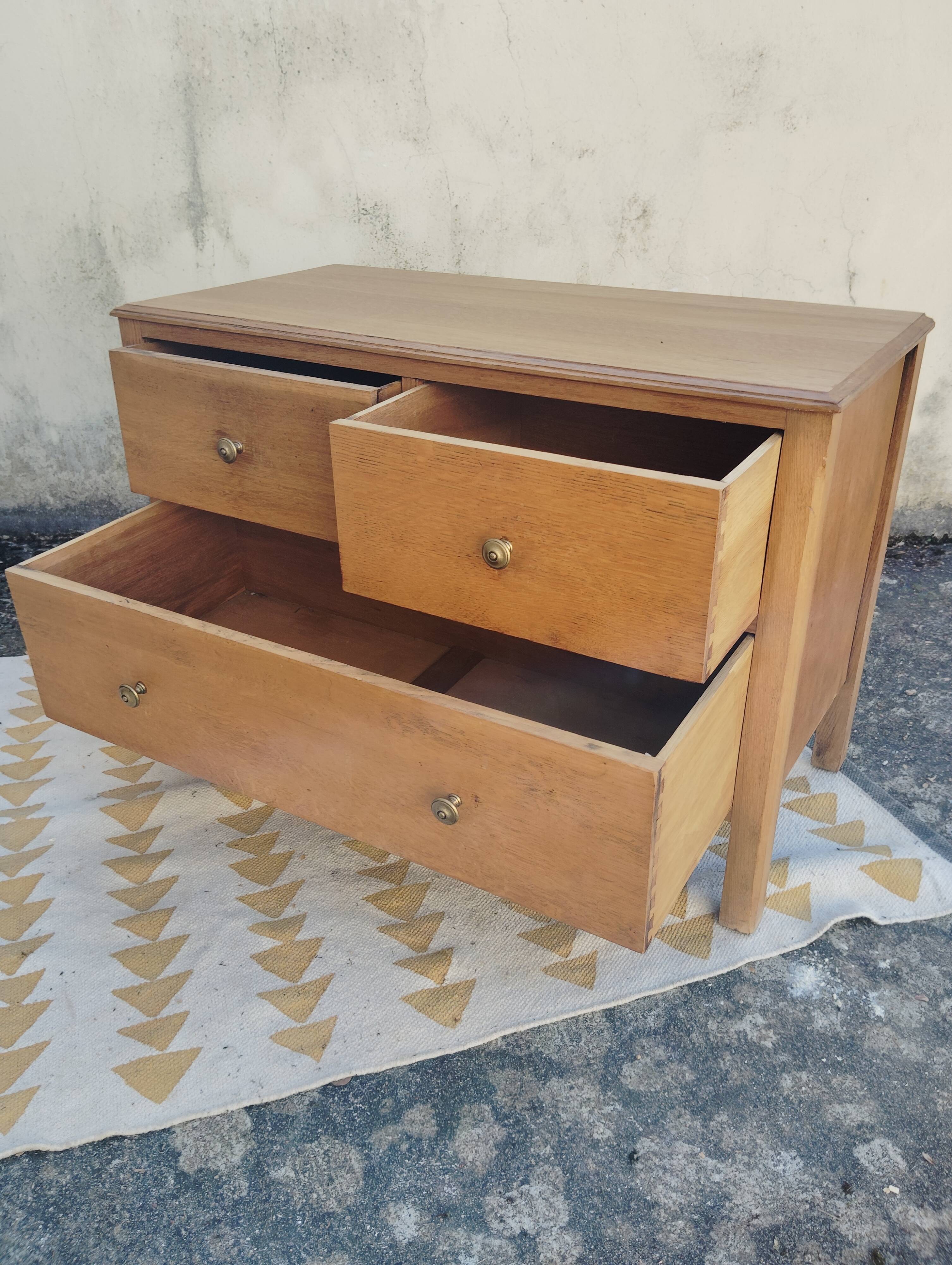 Small English oak chest of drawers with 3 drawers
