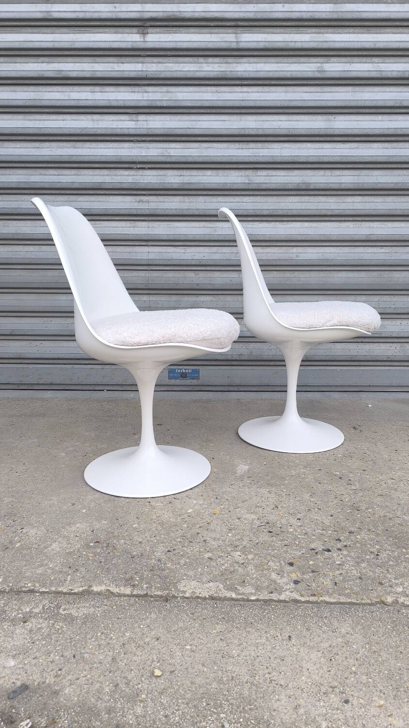 Pair of tulip chairs by Eero Saarinen for Knoll International
