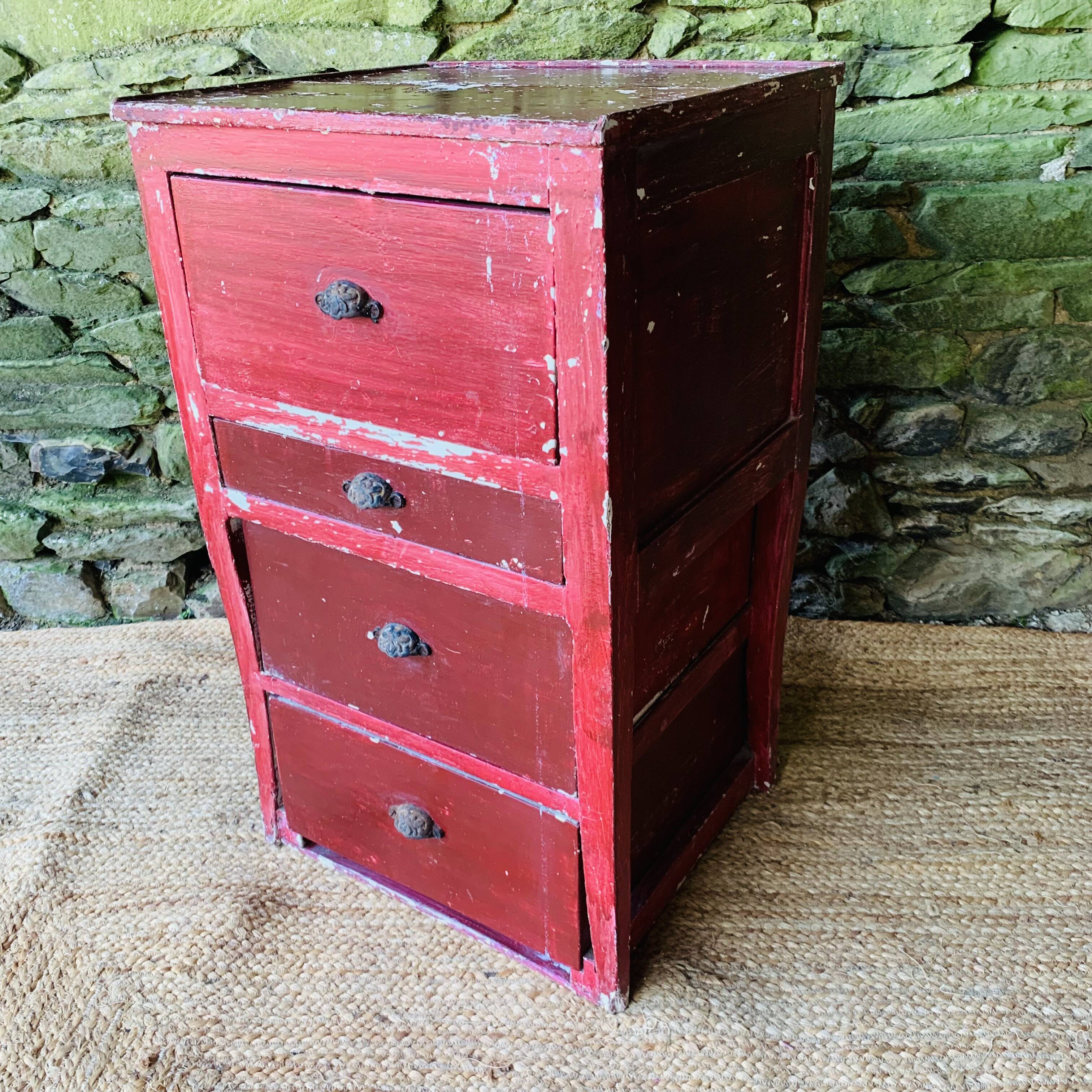 Atypical 4-drawer chest of drawers