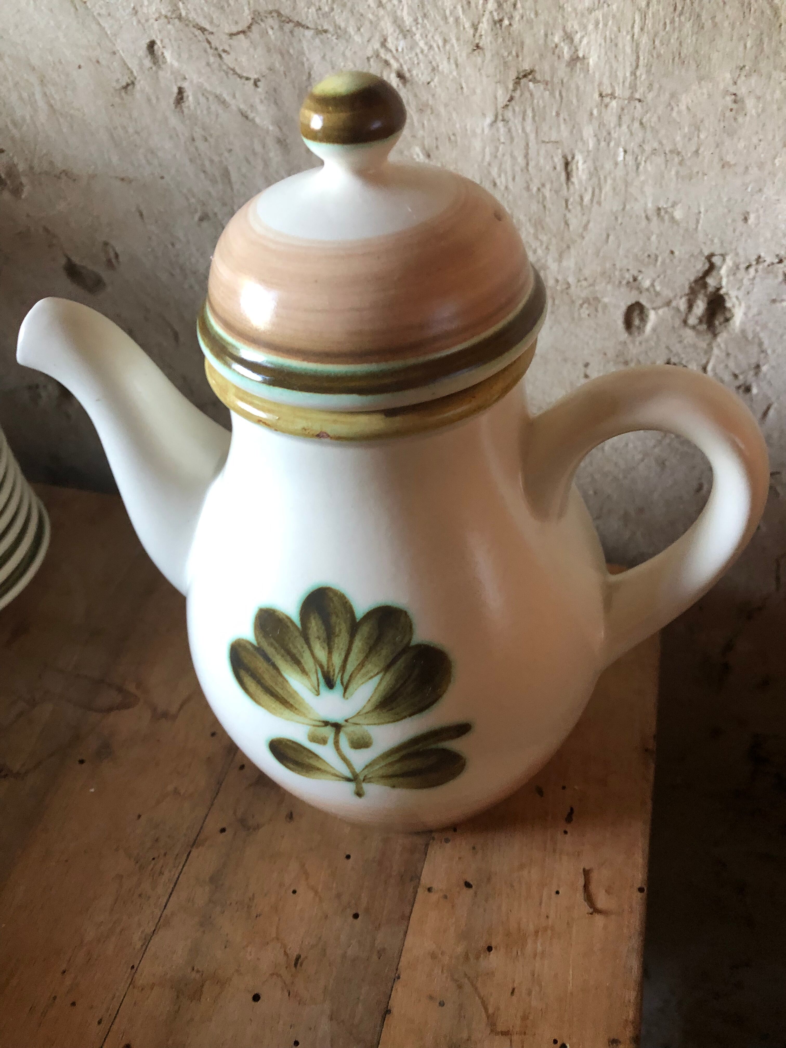 Teapot service and Gien cups