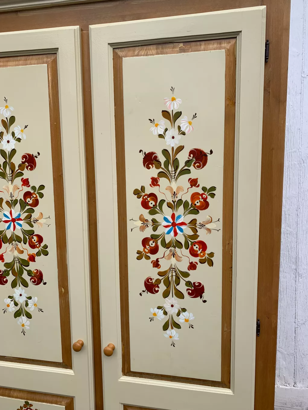Armoire penderie peint à la main fleurs