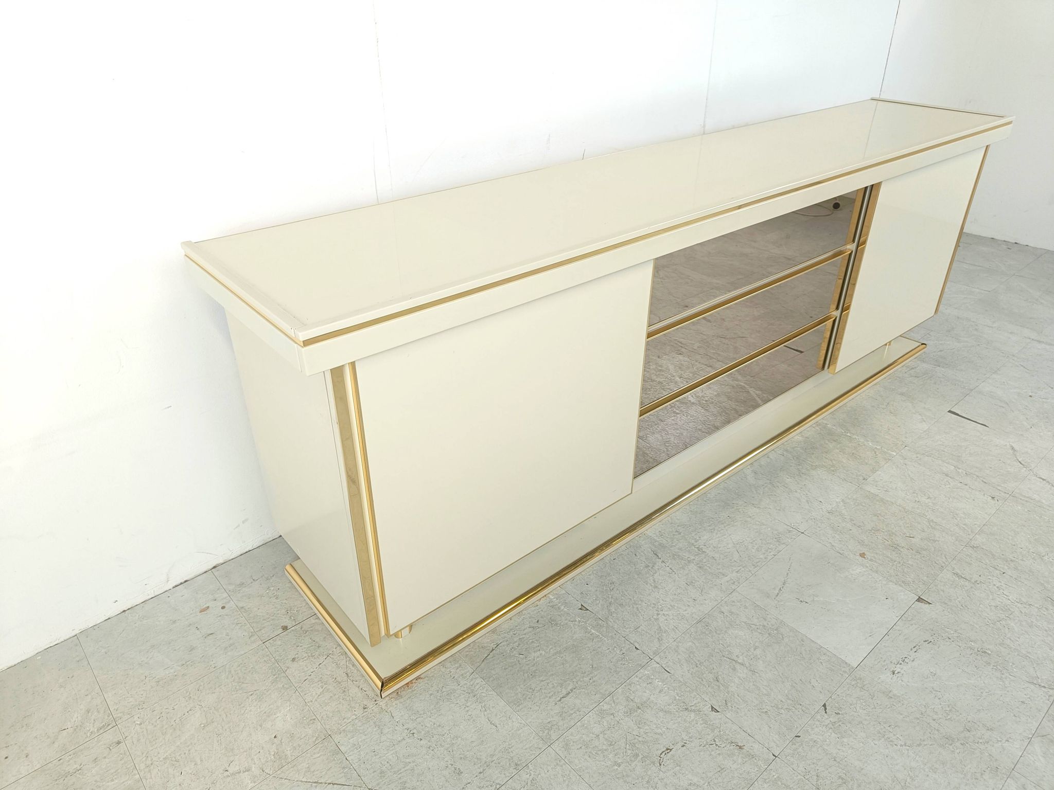 Buffet vintage en laiton et laque, 1970