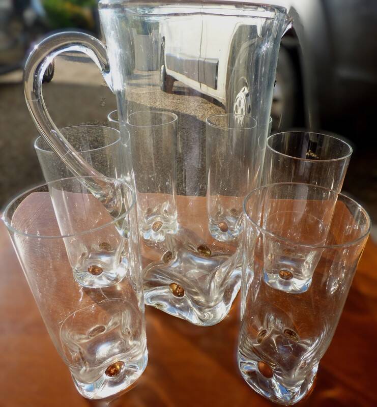 Very chic service including a pitcher and 6 tall glasses for orangeade