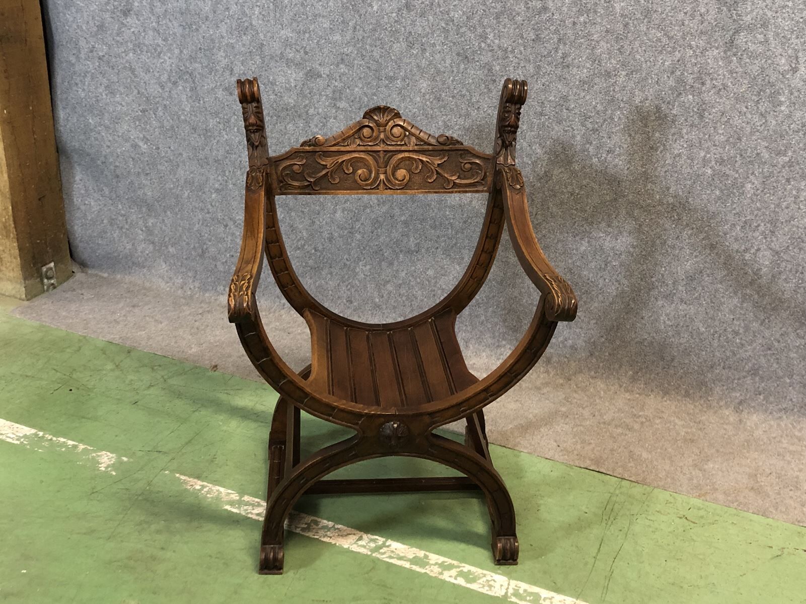 Fauteuil Dagobert en noyer  années 50