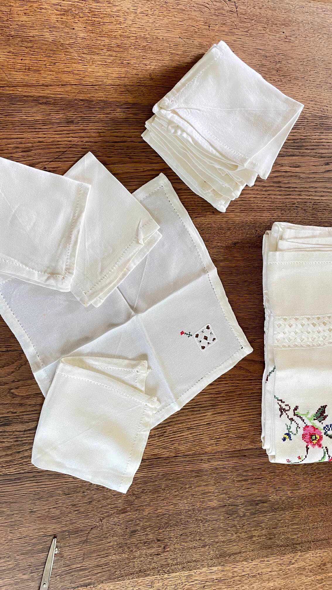 Embroidered tablecloth + 12 vintage napkins