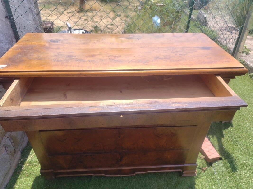 Antique chest of drawers