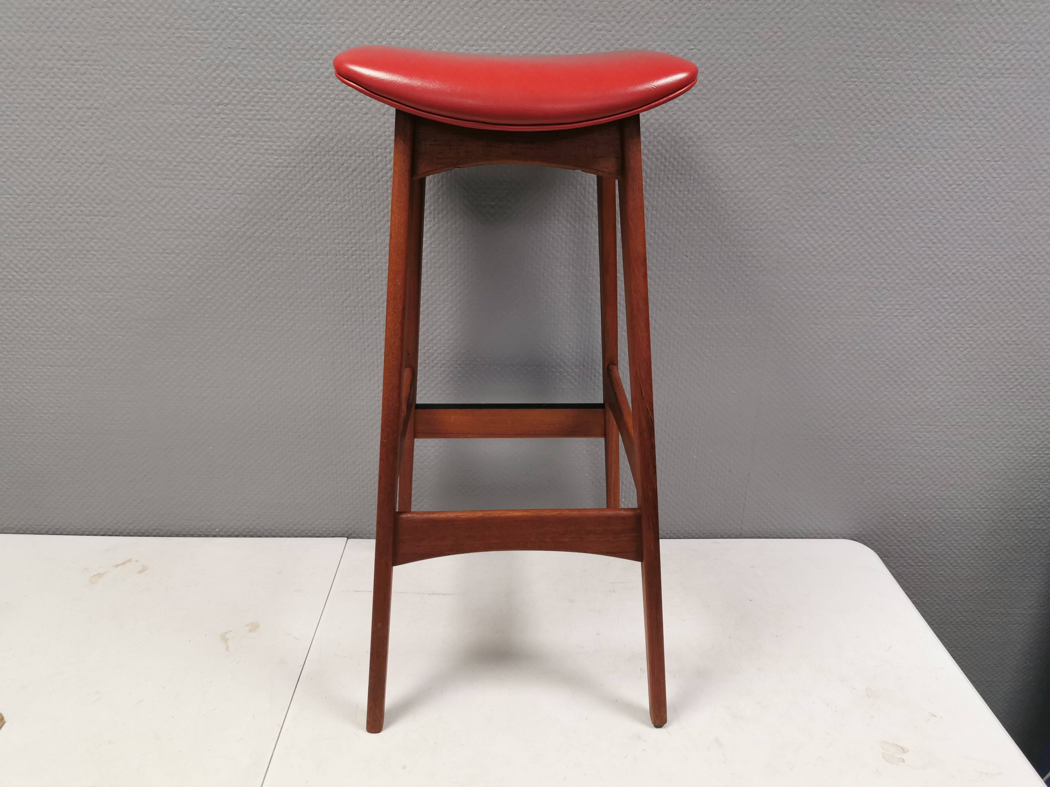 Bar stool, made of teak wood and cognac/red leather. Denmark 1960s