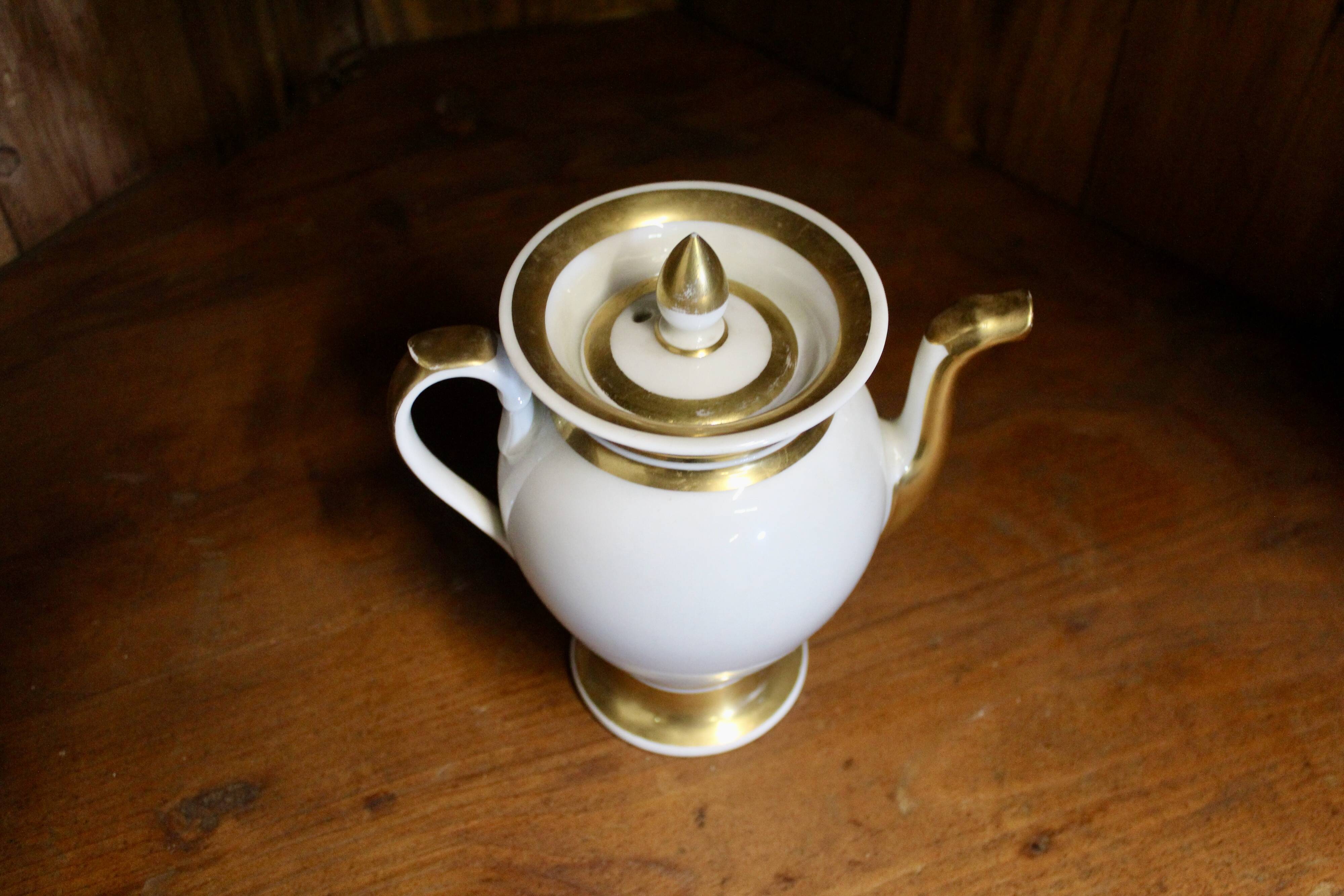 Verseuse en porcelaine de Paris, filets d'or, époque Empire