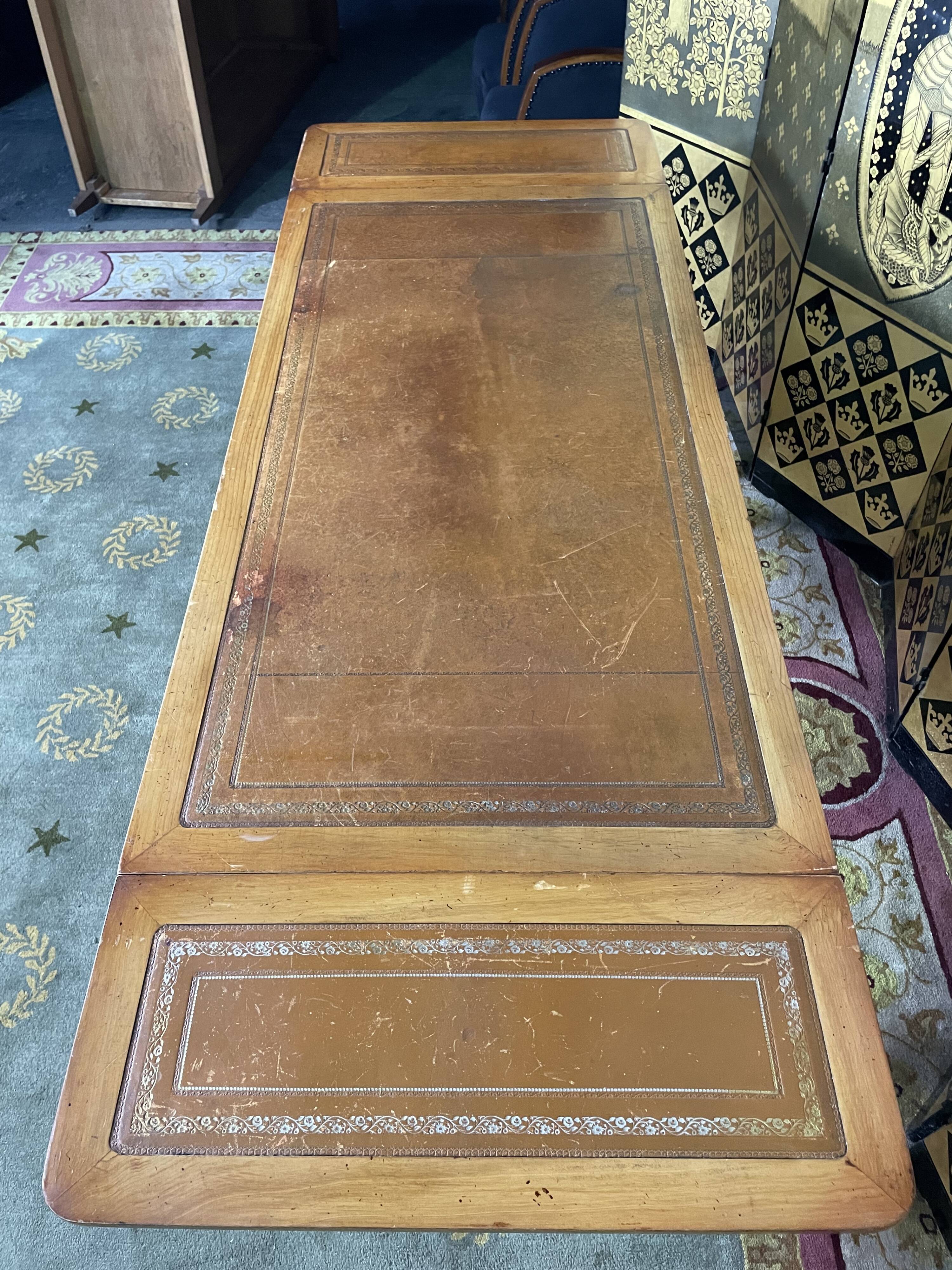 English style flat desk in leather