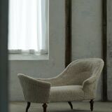 Antique Danish sculptural chaise longue from the 19th century, reupholstered in lambswool.