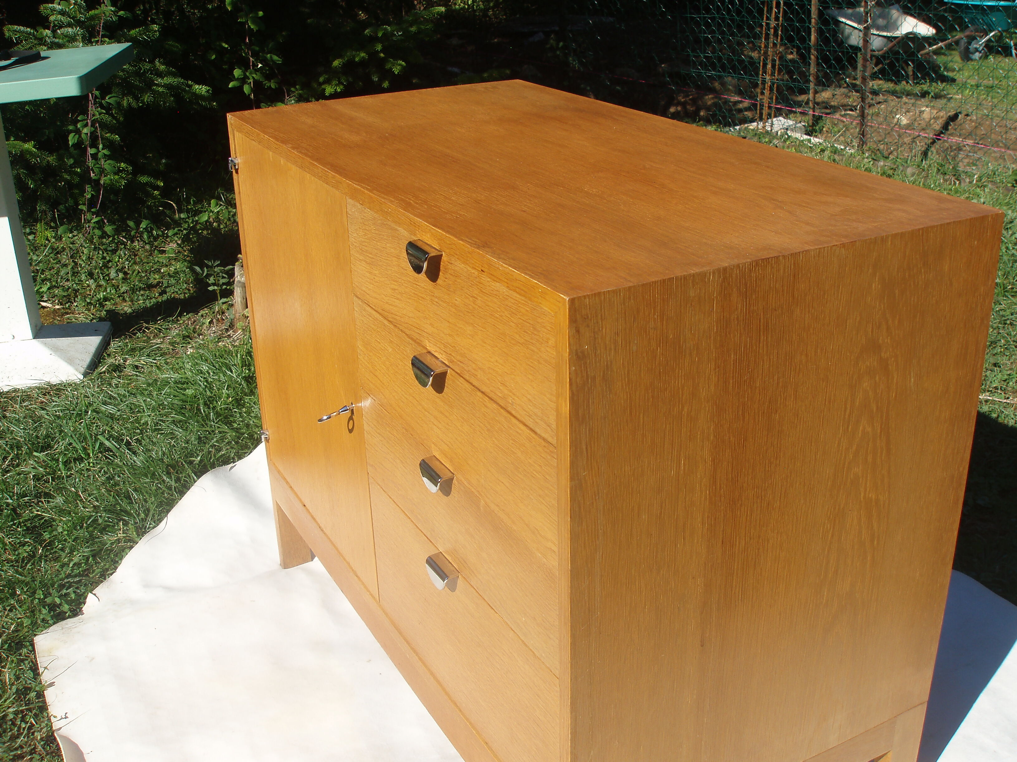 Oak chest of drawers
