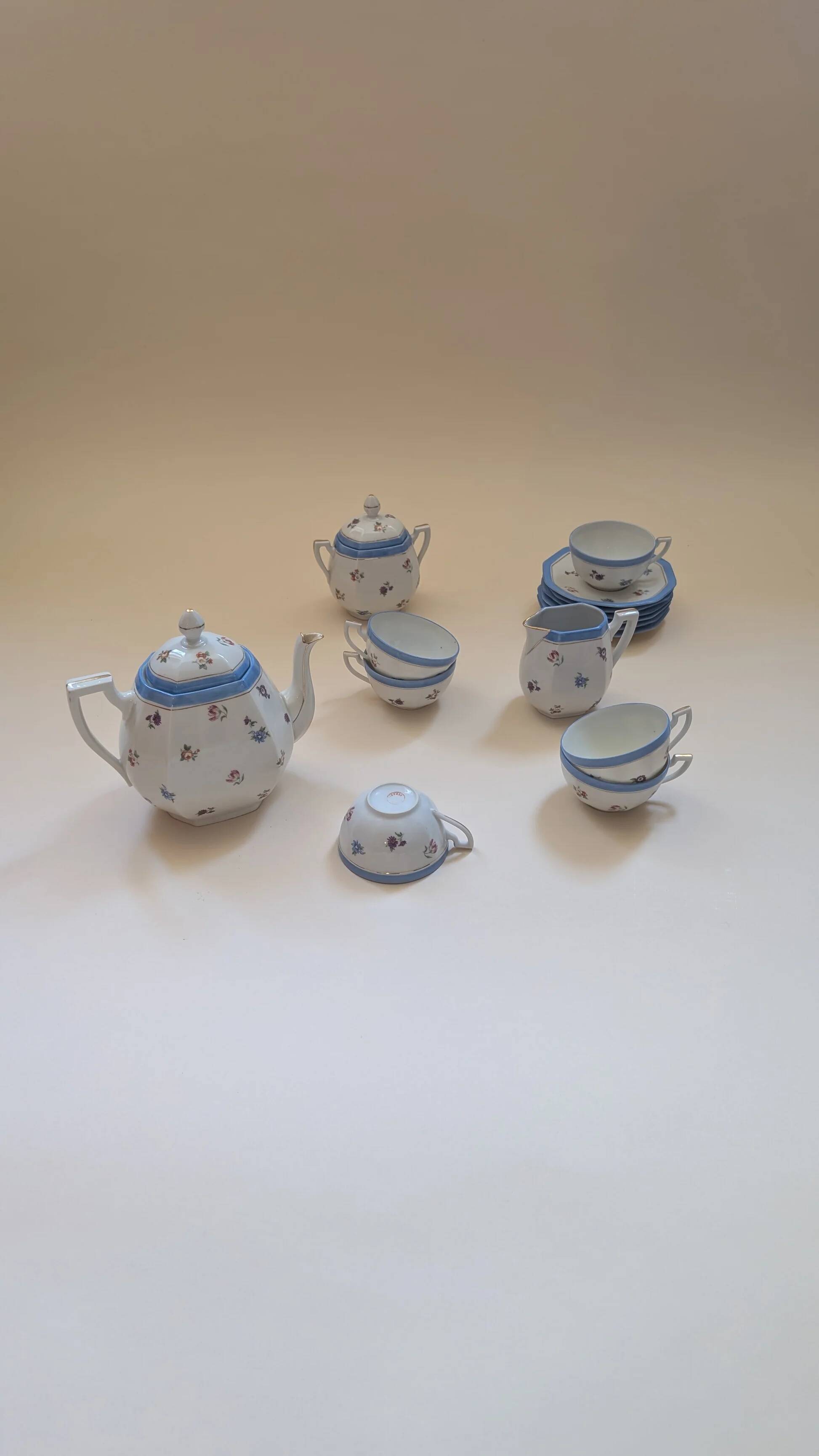 Tea set, 6 cups and 11 bowls