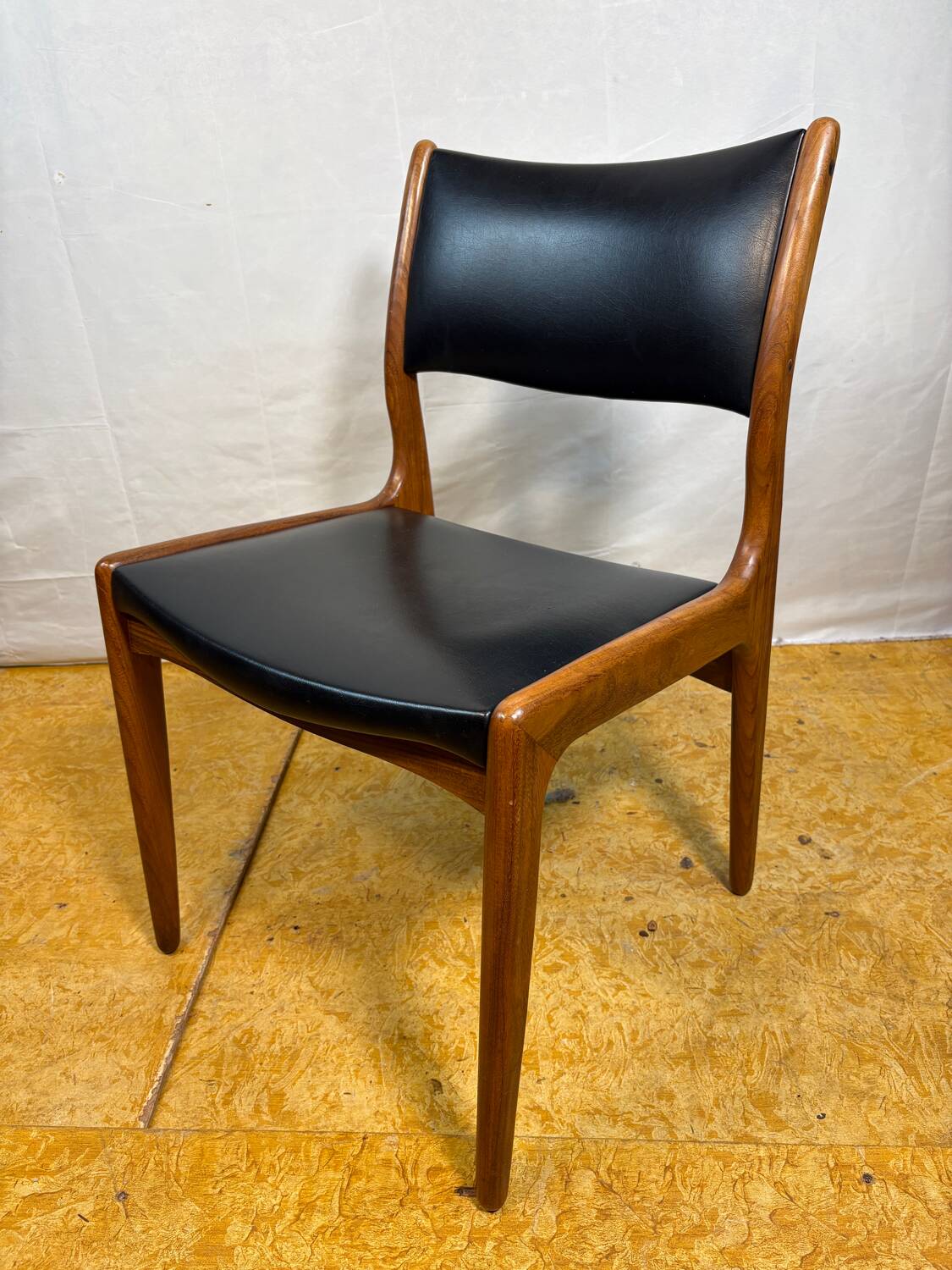 Mid-Century Retro Set of 8 Dining Chairs by Johannes Andersen for Uldu