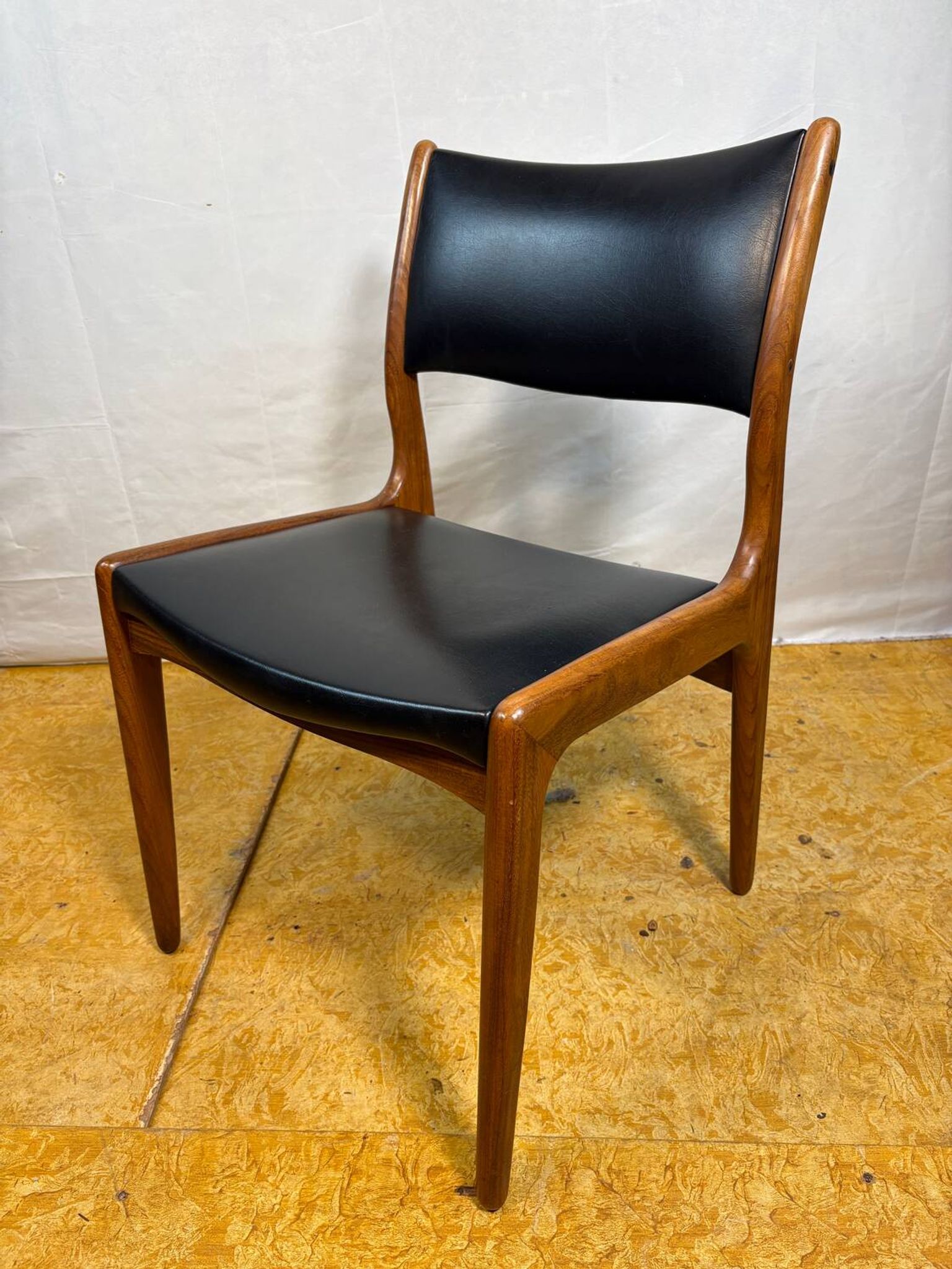 Ensemble de 8 chaises de salle à manger rétro milieu du siècle par Johannes Andersen pour Uldu