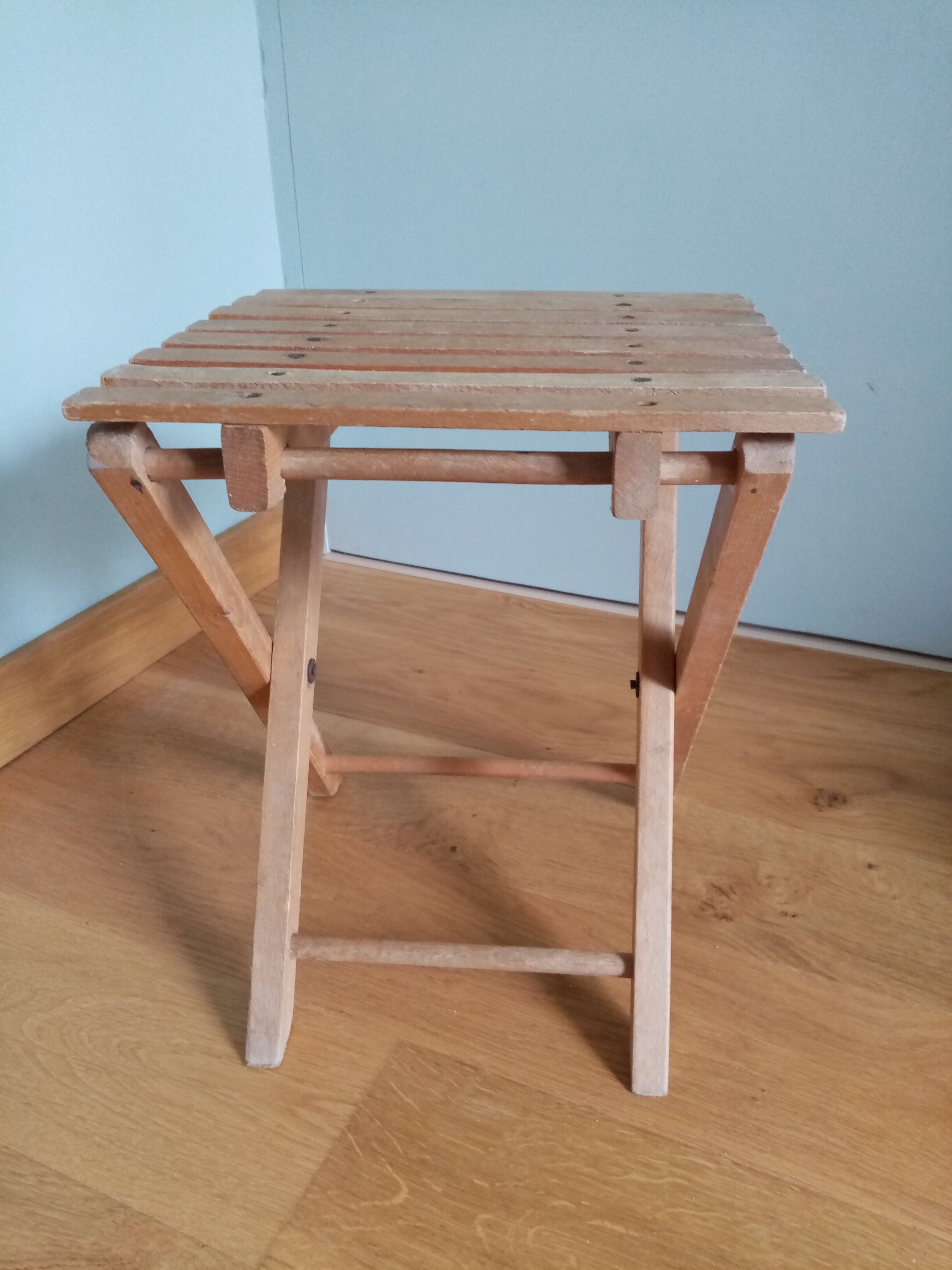 Tabouret pliant porte-plante en bois