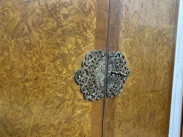 Buffet bar anglais des années 1950 en noyer et loupe de noyer