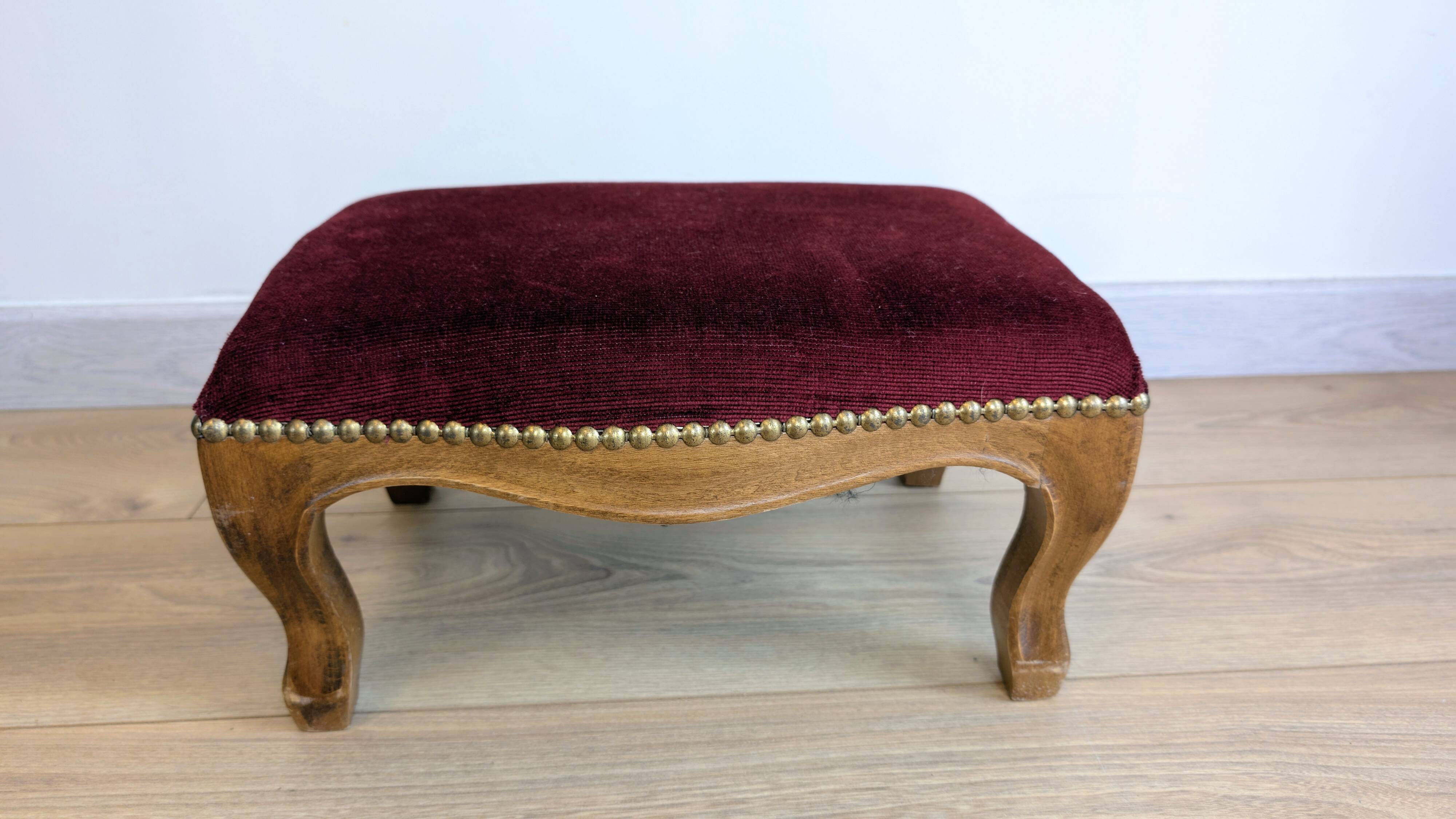 Repose-pieds ancien – Style Louis-Philippe, galbé et velours bordeaux