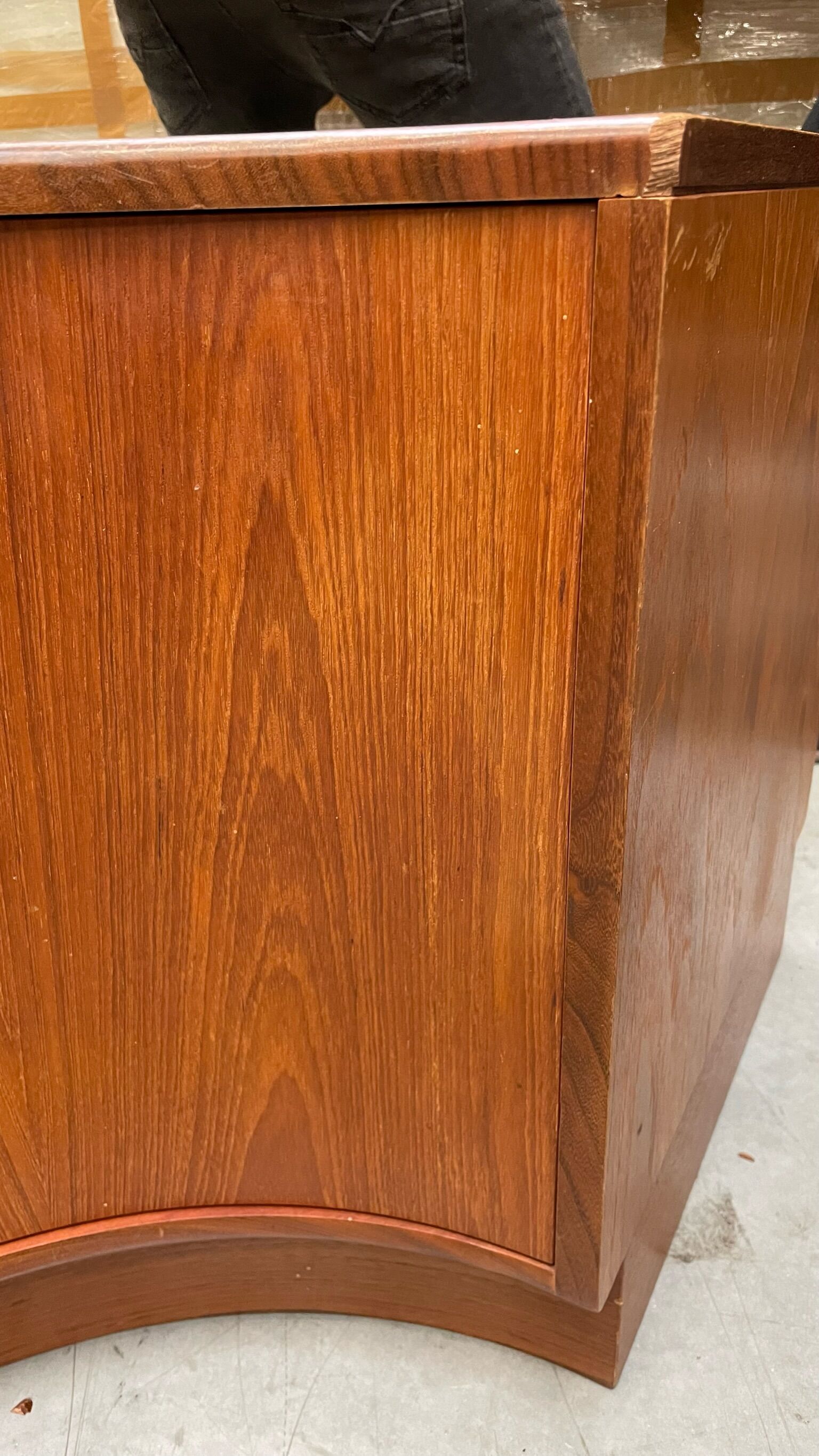 Corner cabinet