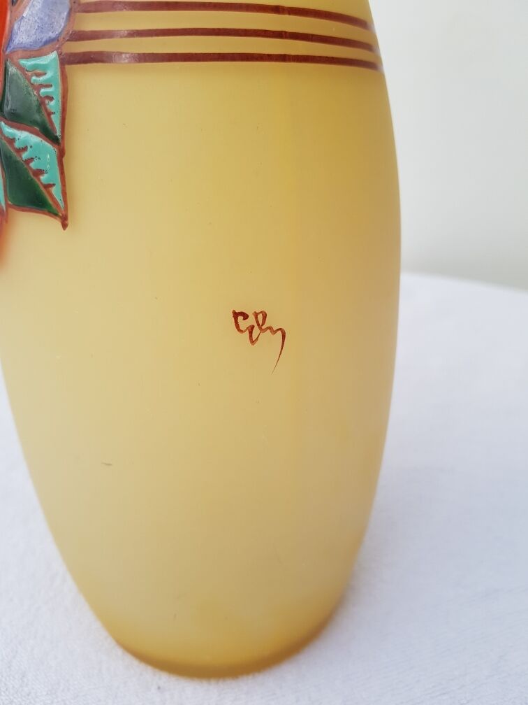 Decorative art vase with floral motif