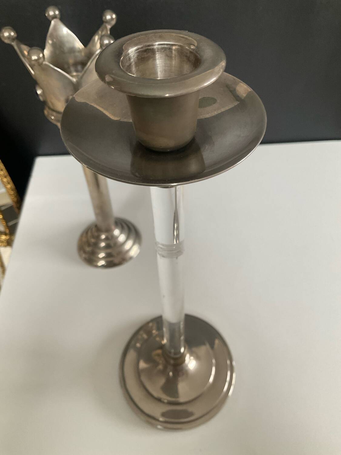 Duo de bougeoirs Art Déco en métal argenté et laiton