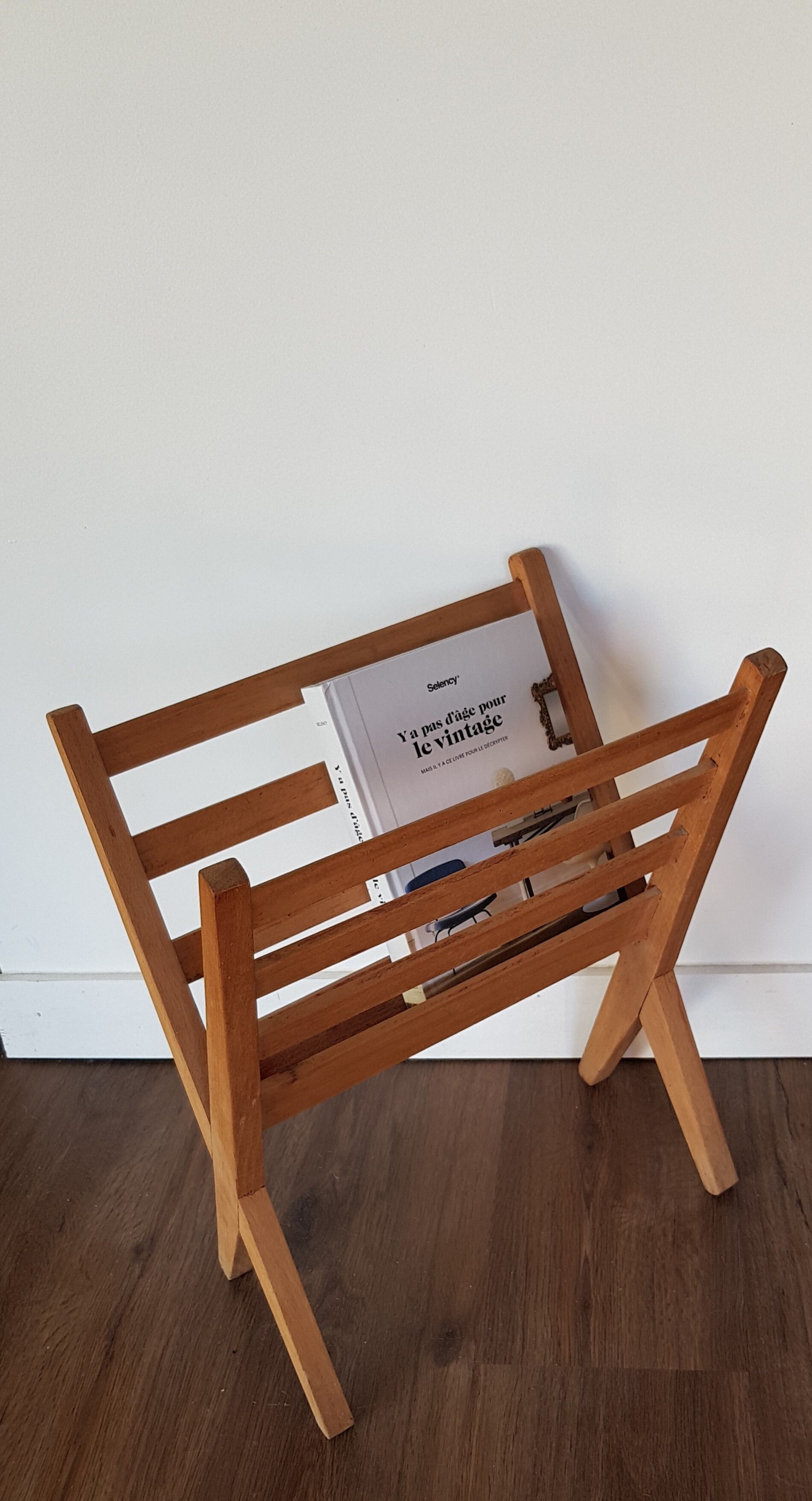 Scandinavian magazine holder