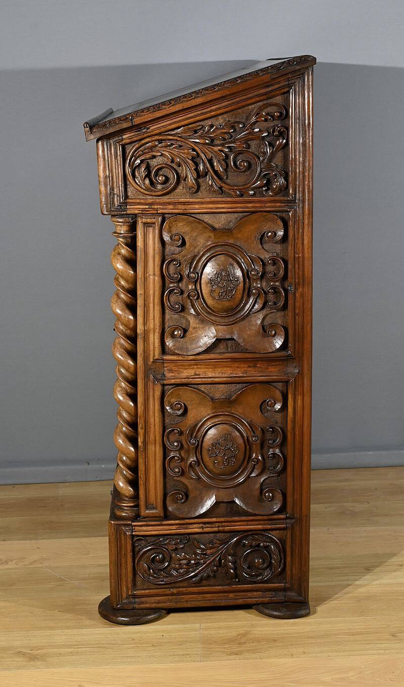 Oratory in solid walnut, Neo-Gothic Renaissance style – Late 19th century