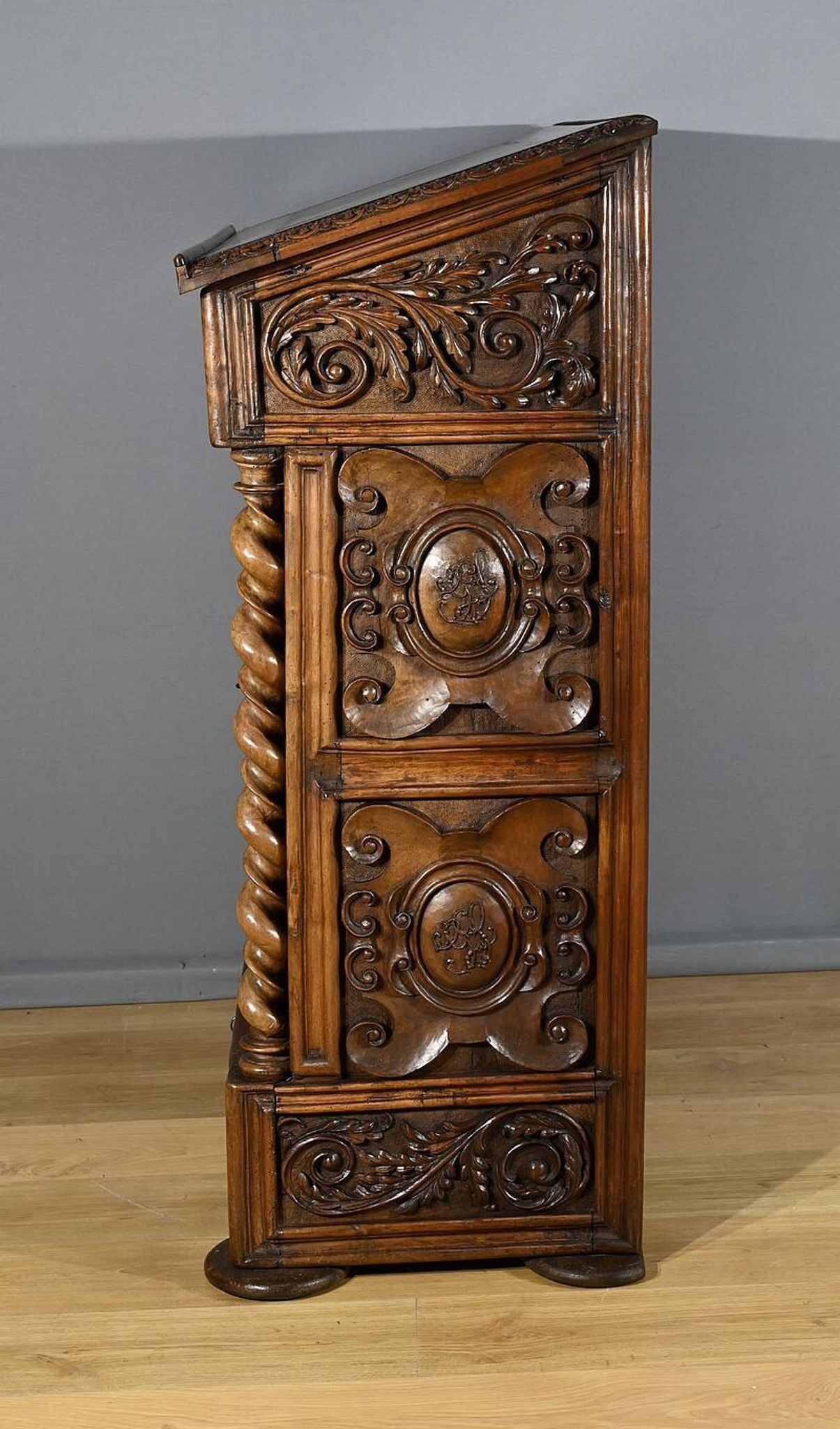 Oratory in solid walnut, Neo-Gothic Renaissance style – Late 19th century