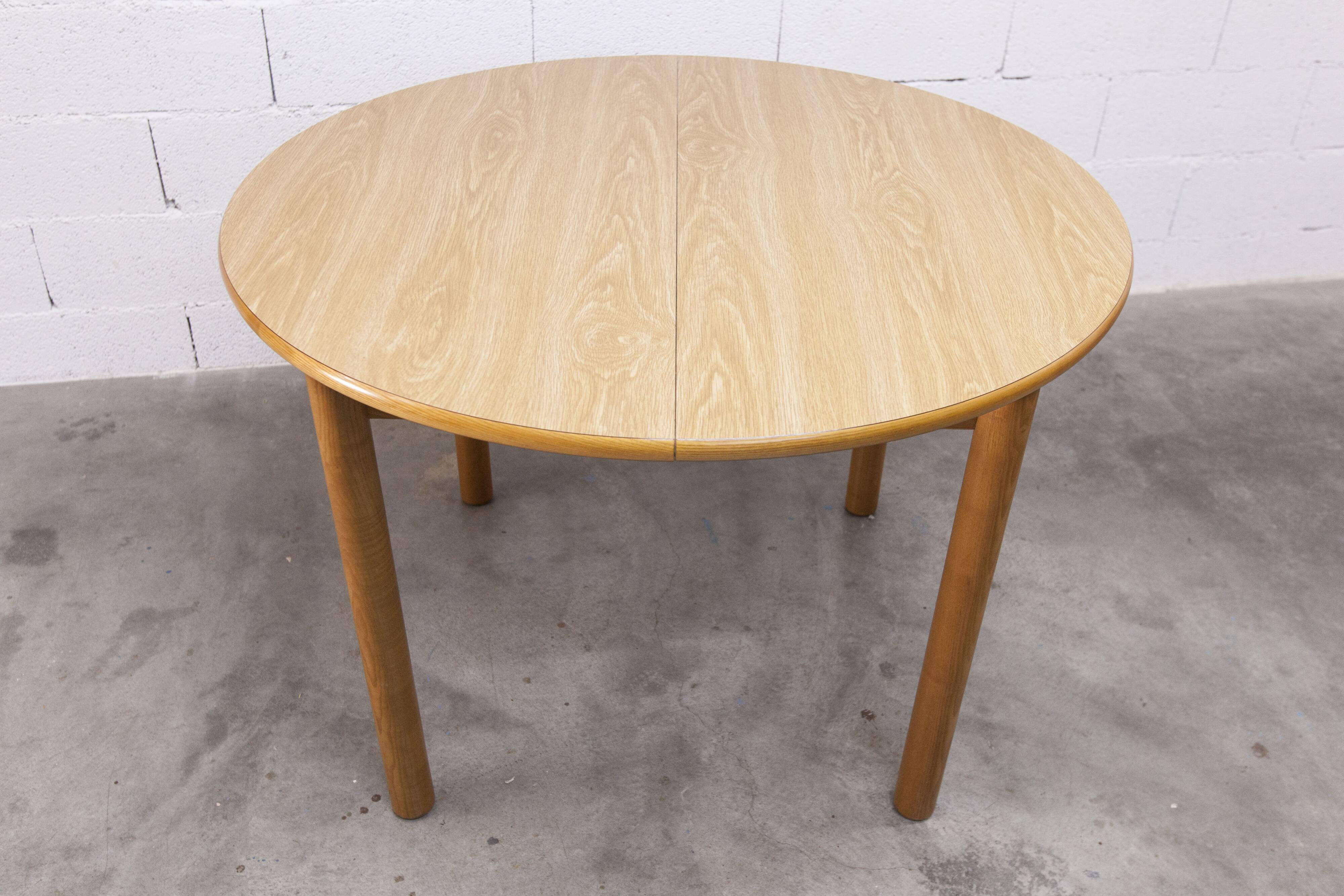 Danish ensemble transformable table 114 cm / 154 + 4 modernist chairs from the 1970s.
