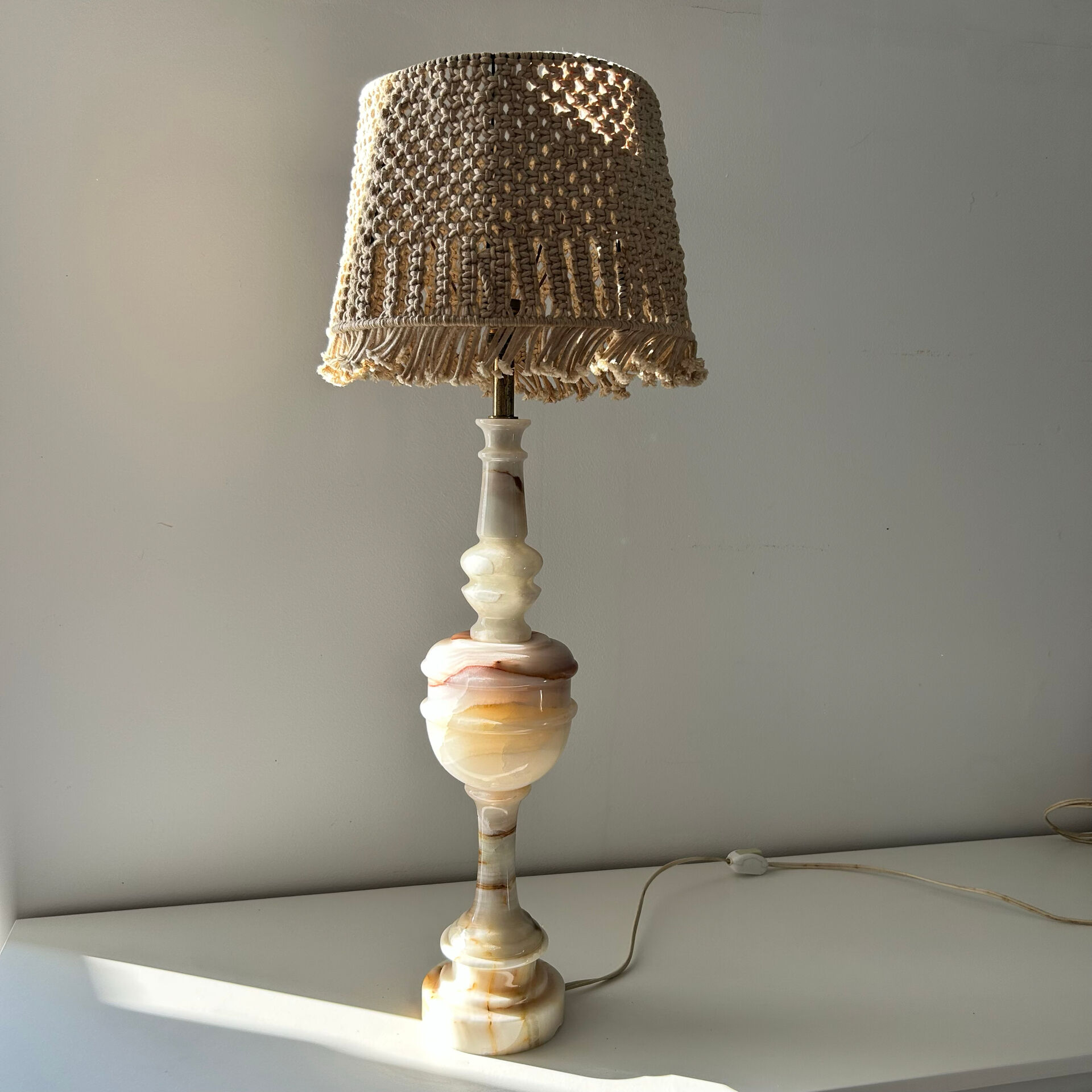 Grande lampe onyx et macramé 