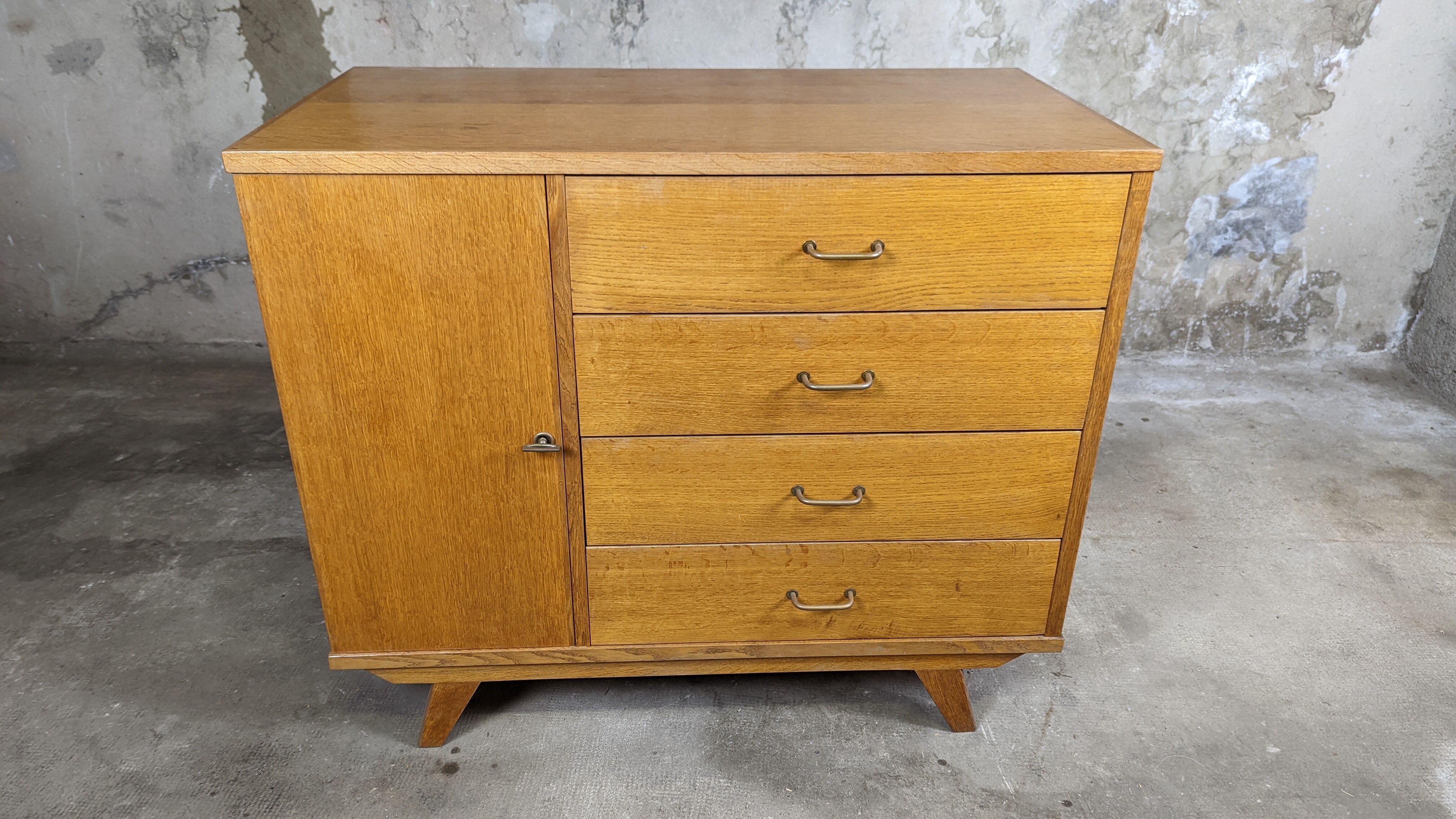 Scandinavian compass foot dresser