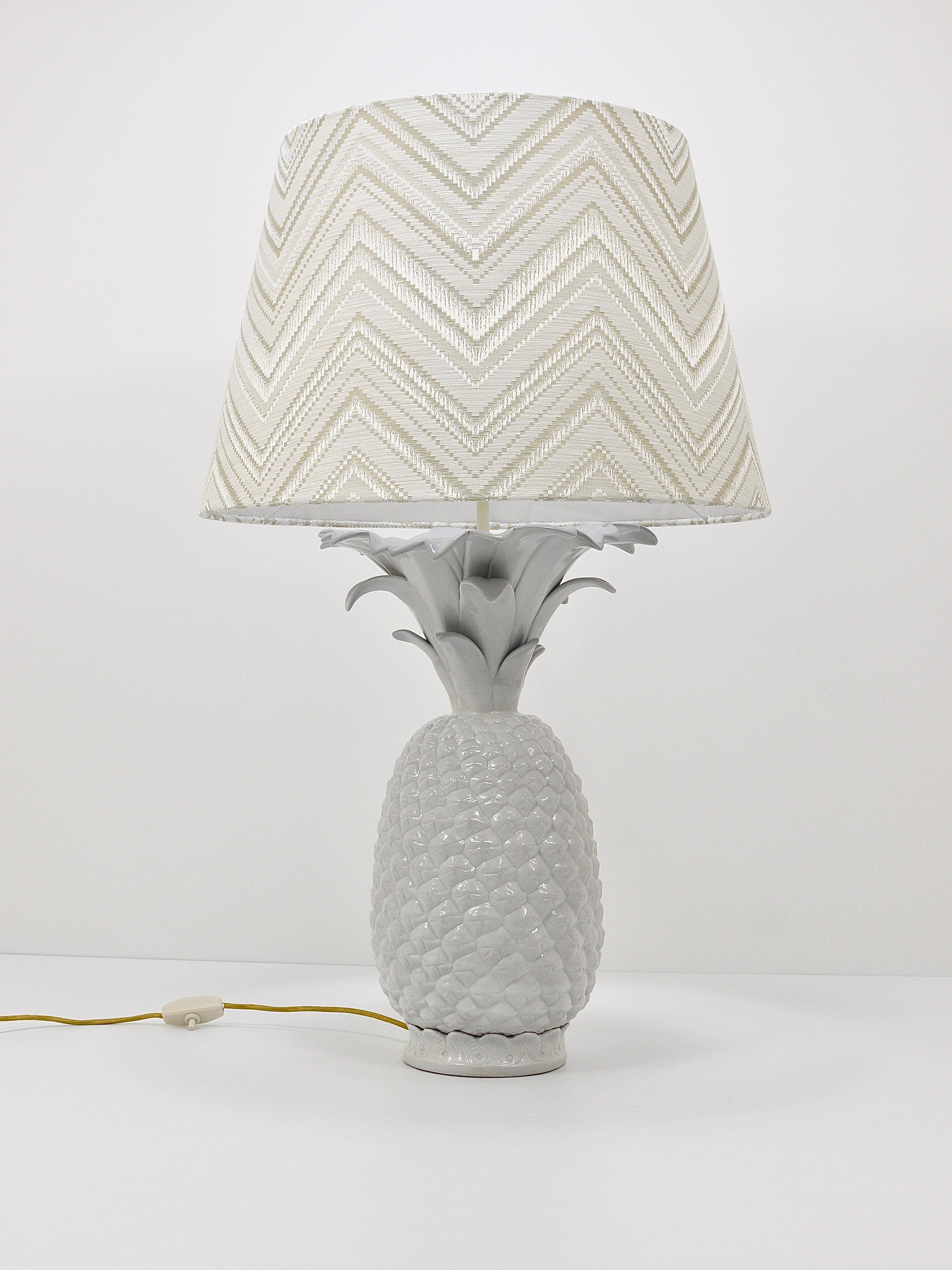 Lampe de table Hollywood Regency en forme d'ananas blanc style Tommaso Barbi, Italie, années 1970