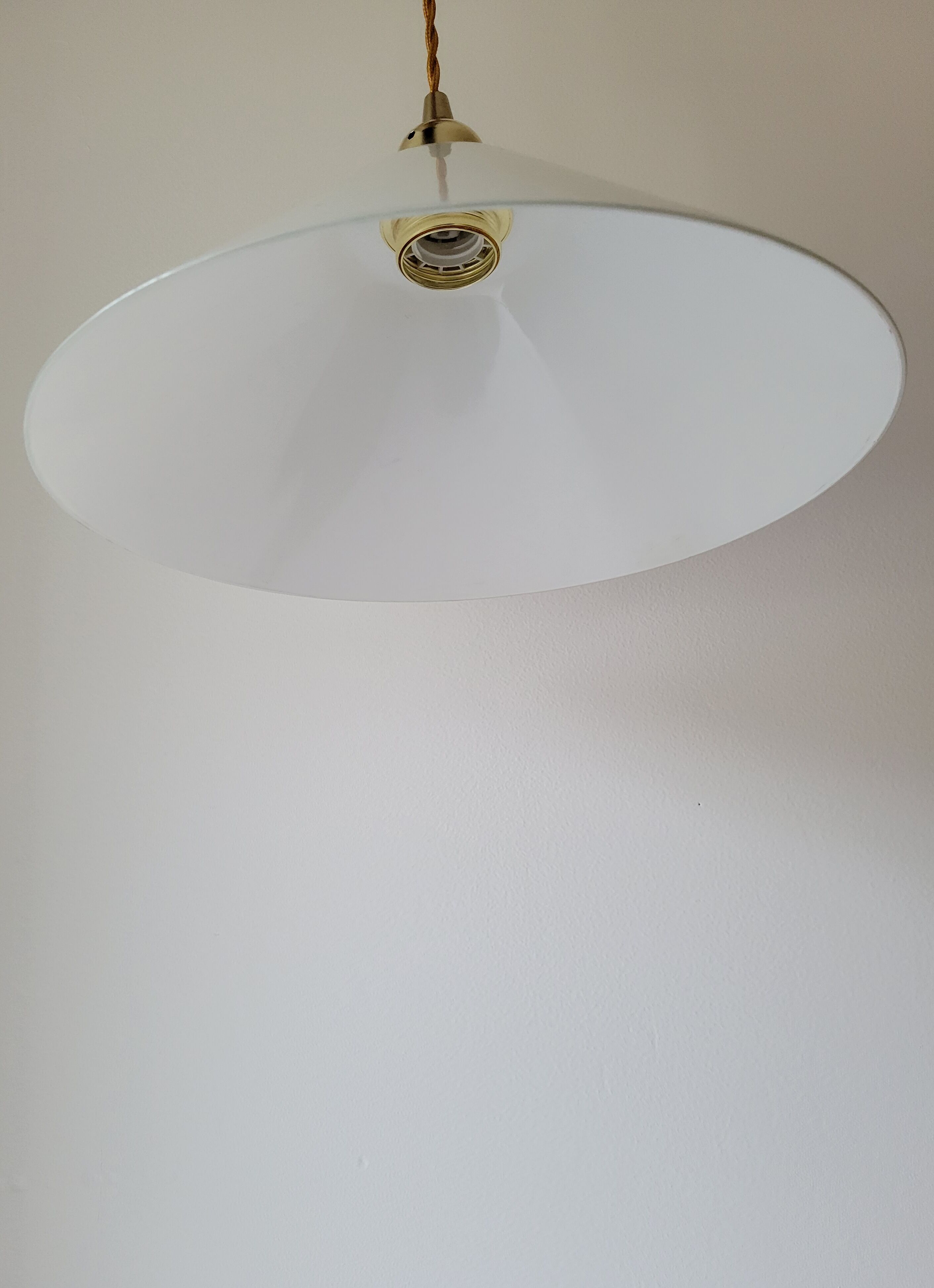 Conical suspension in white opaline