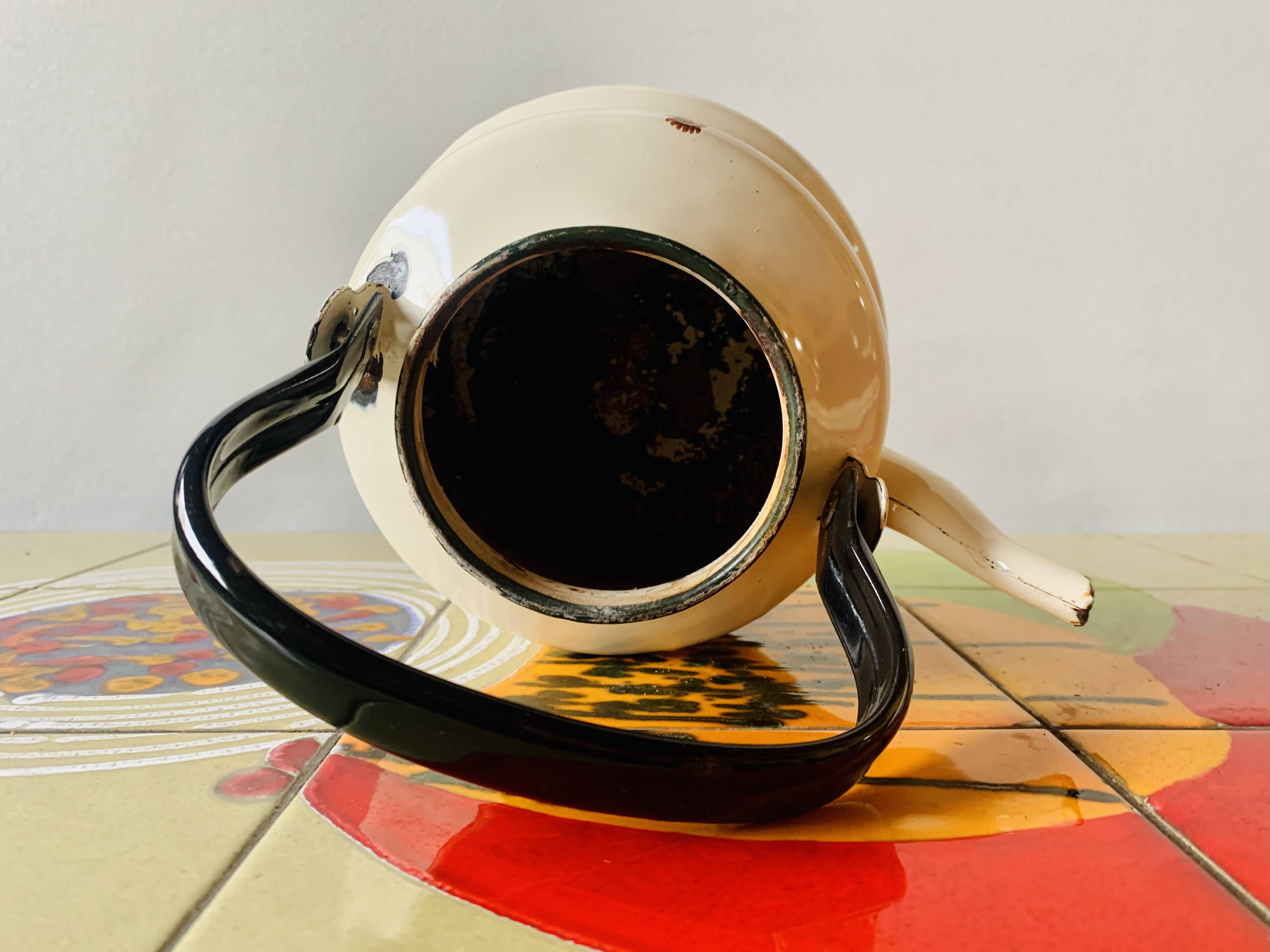 Vintage enameled sheet metal kettle - rooster decor