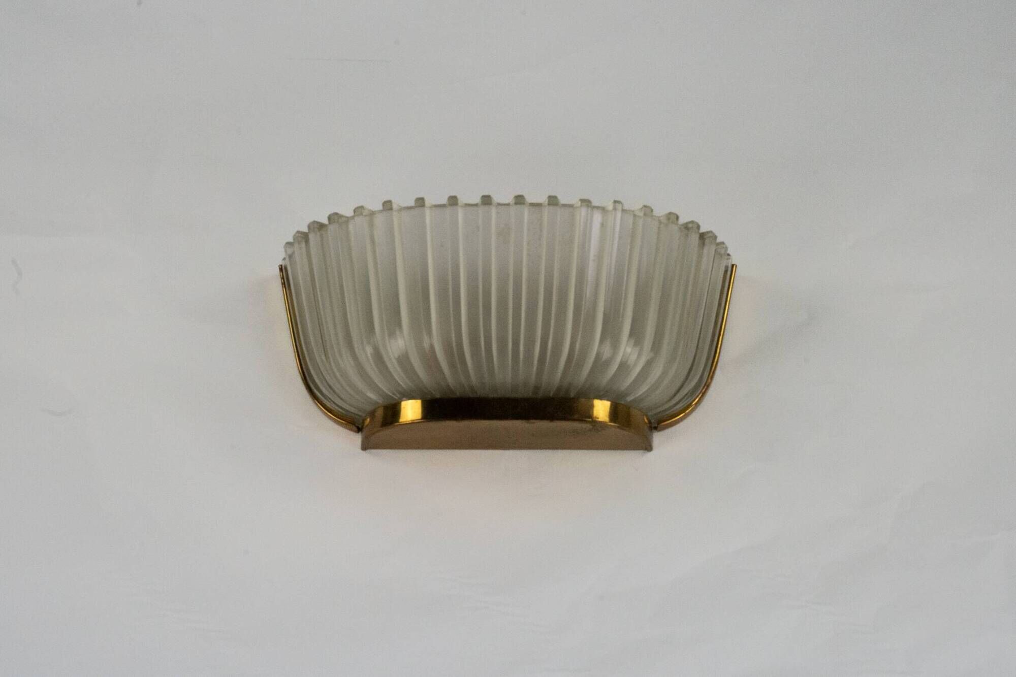 Single Art deco Seguso sconce in brass and glass. Italy 1940s