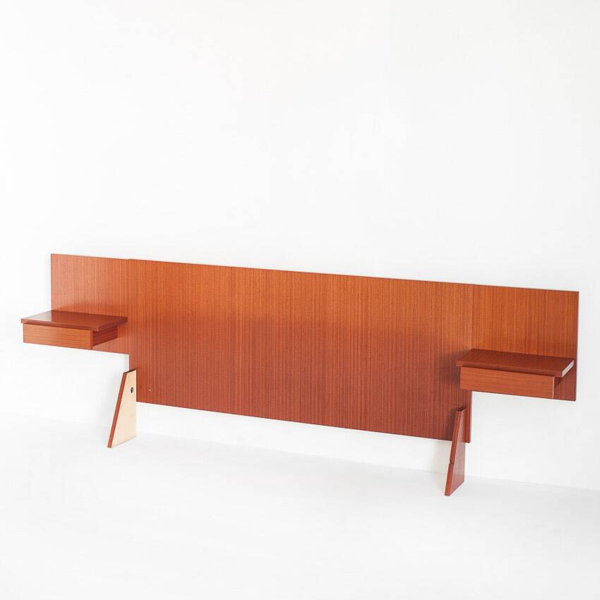 Tête de lit vintage de style scandinave. Deux tables intégrées. France, années 1970.