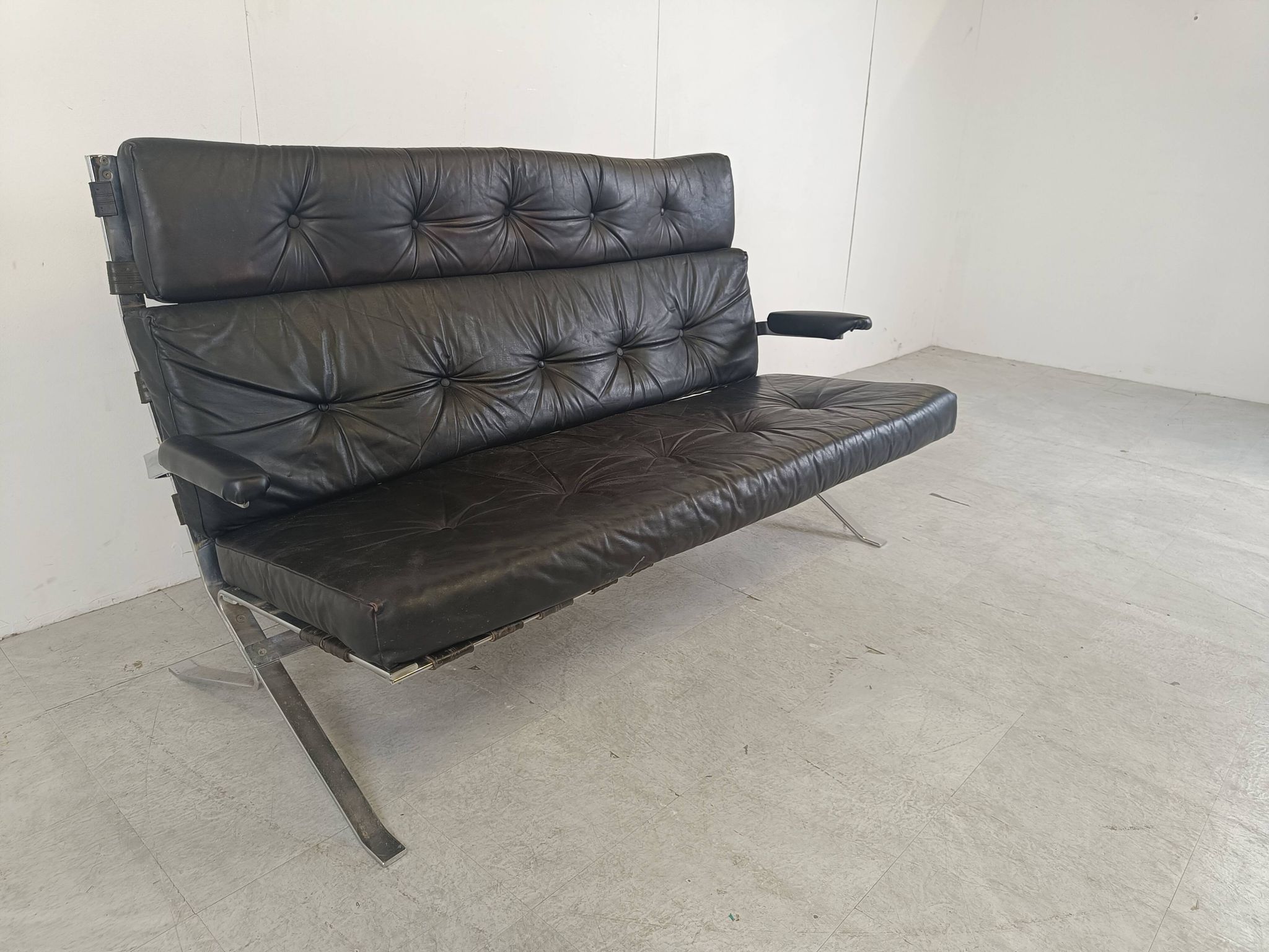 Canapé vintage en cuir noir et chrome, années 1970