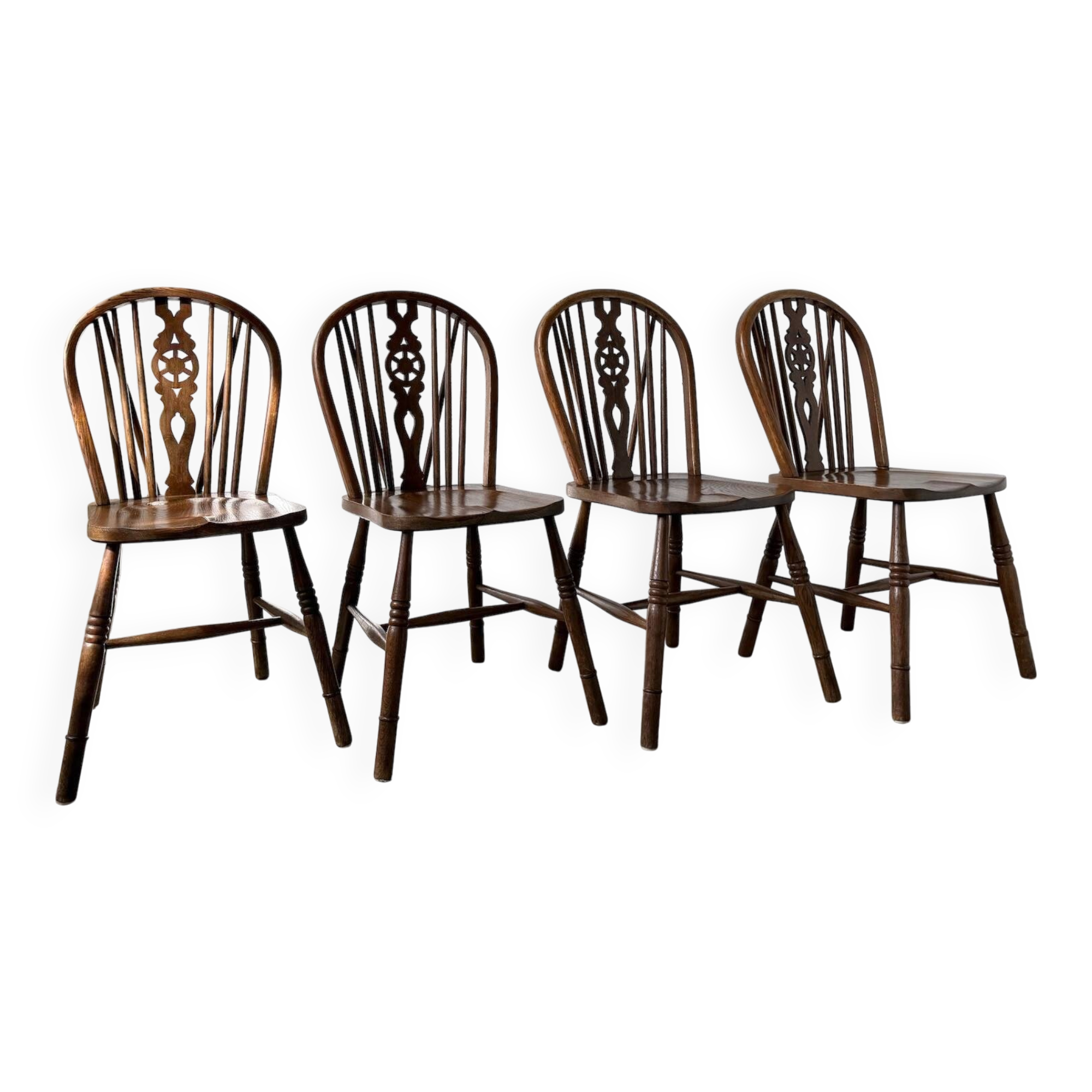 Suite de Quatre Chaises "Windsor"