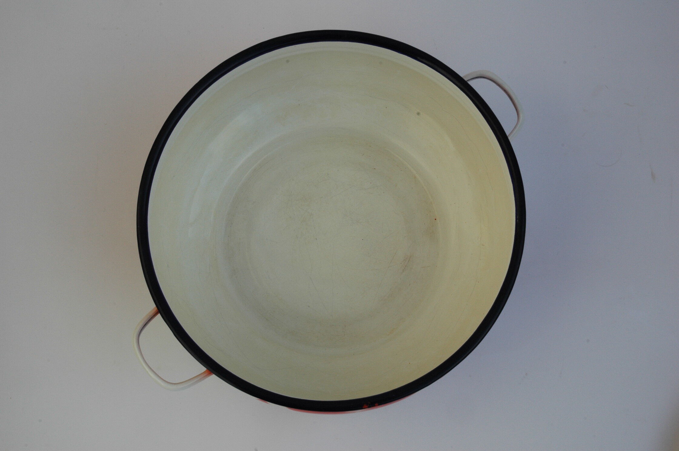 Cocotte en tôle émaillée orange et blanche