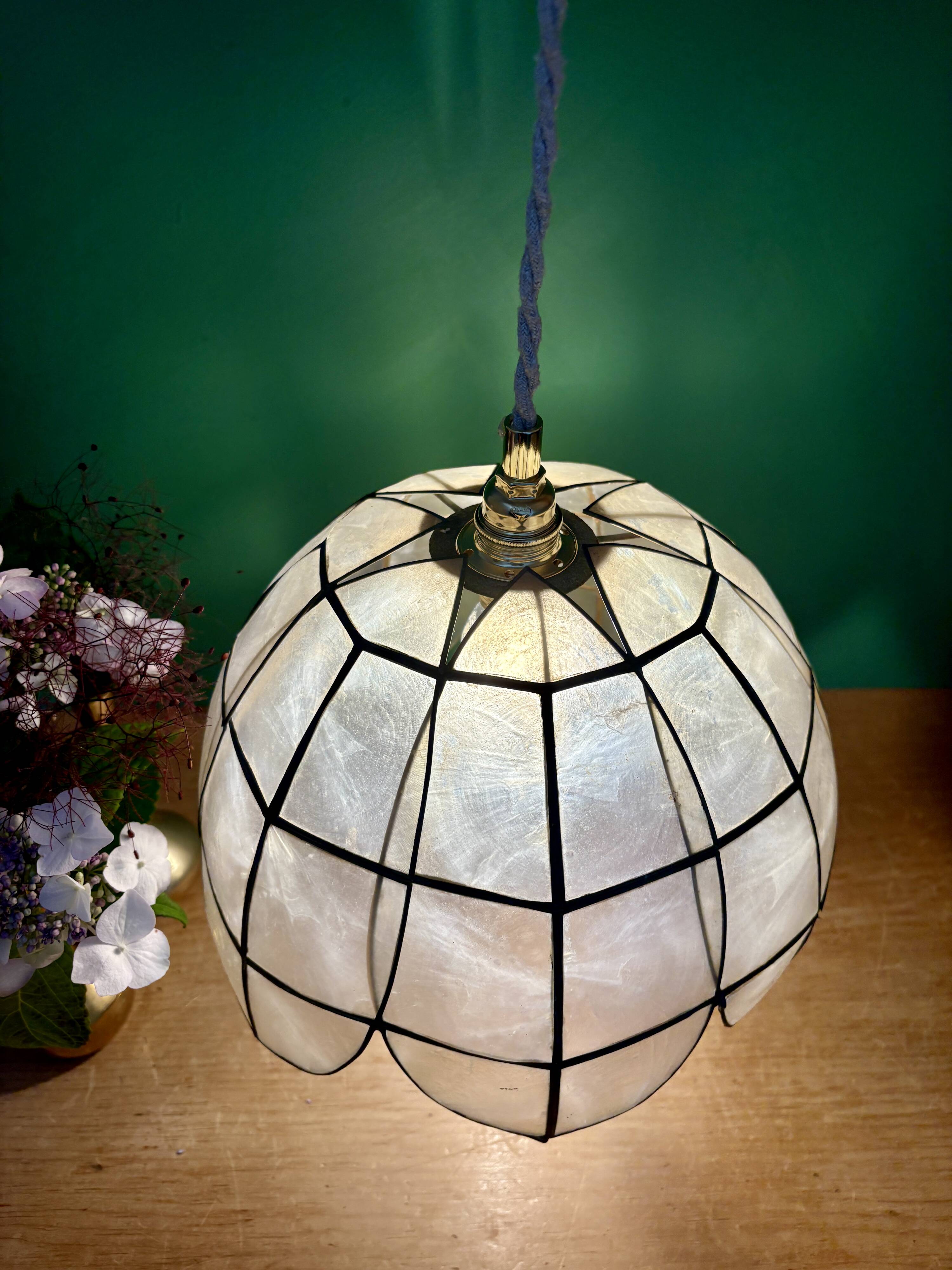 Vintage pendant light in mother-of-pearl and brass.