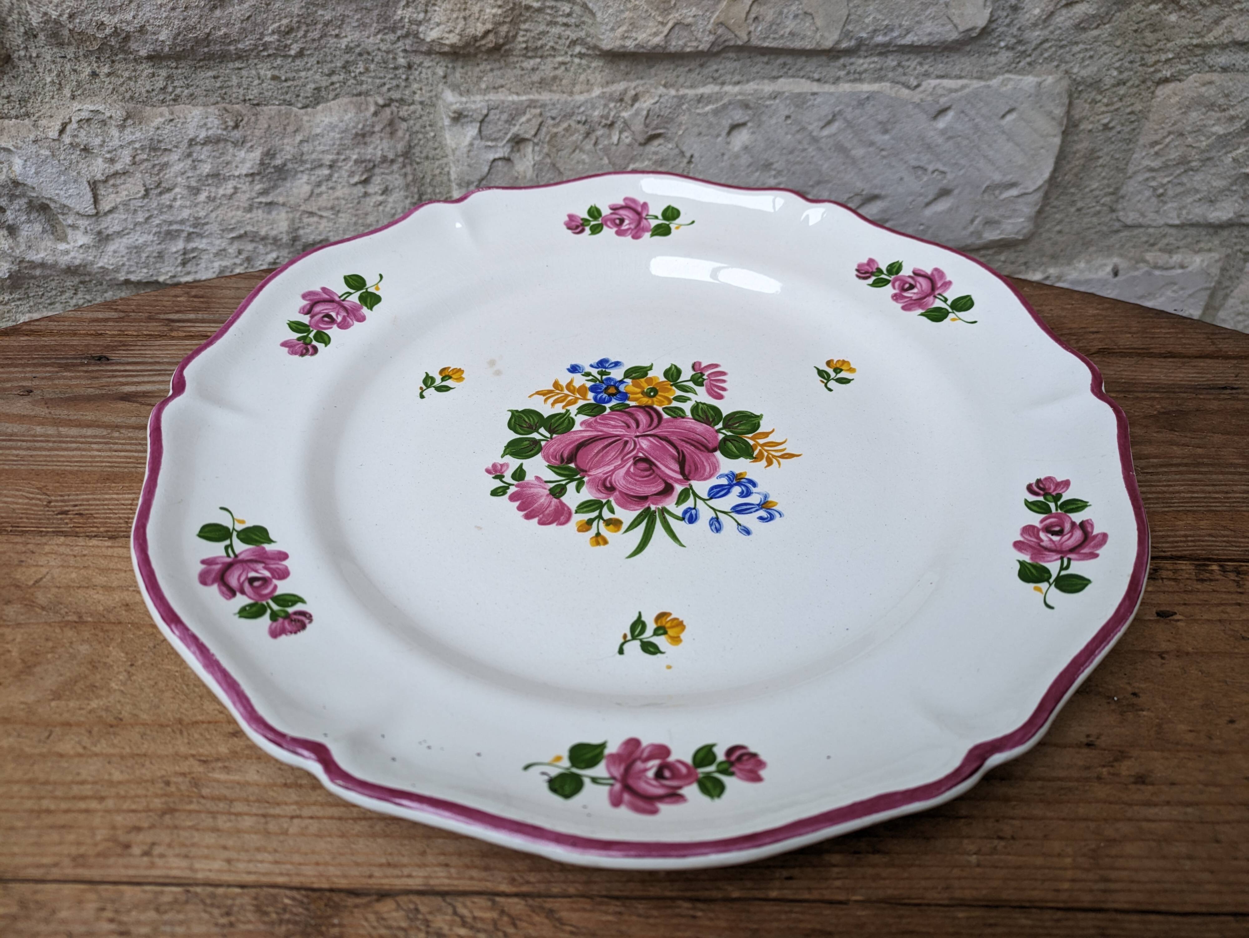 Round dish decorated with a bouquet of flowers Saint Amand Vieux Strasbourg