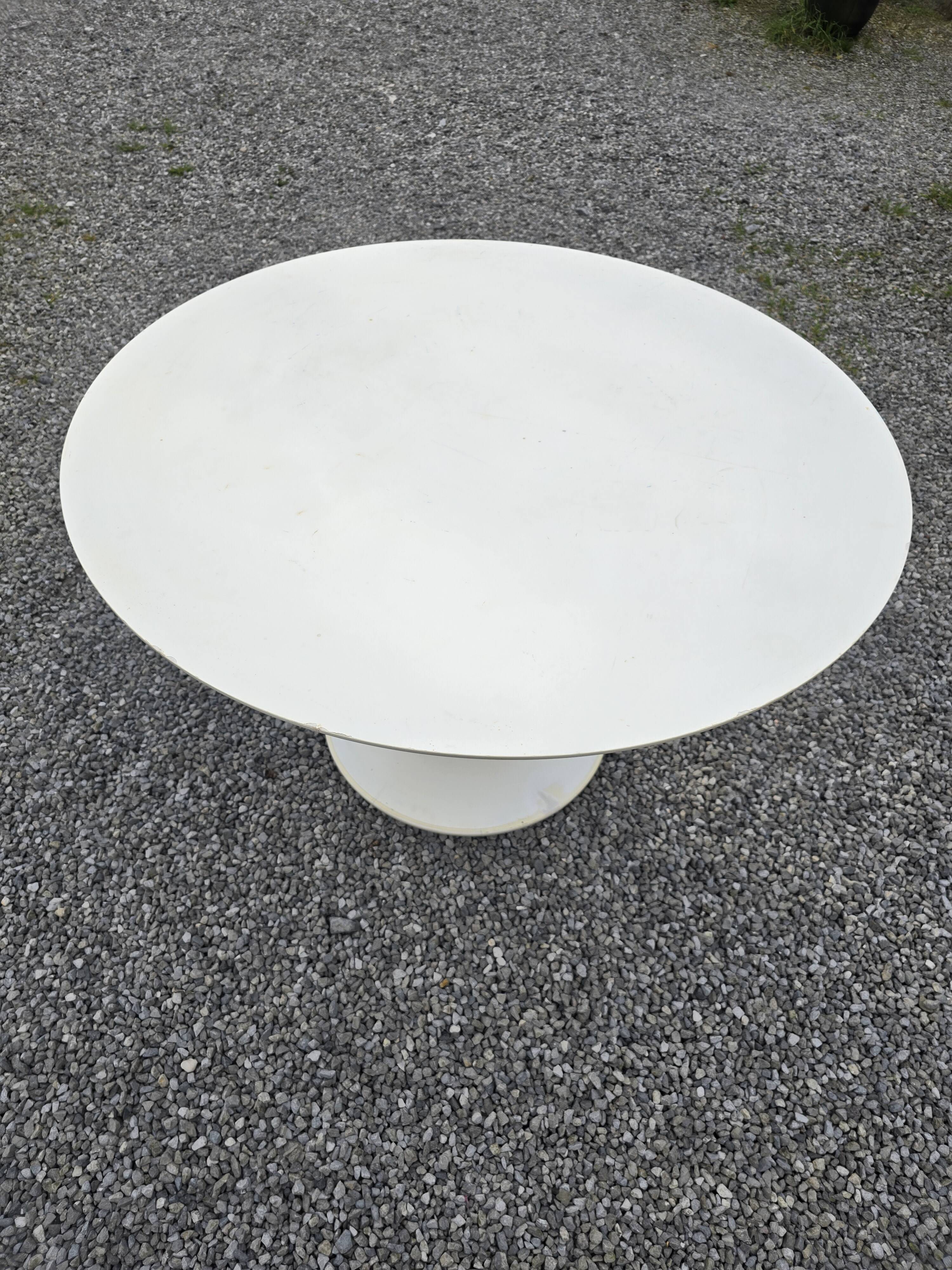 Tulip foot table from the 70s, 120cms in diameter
