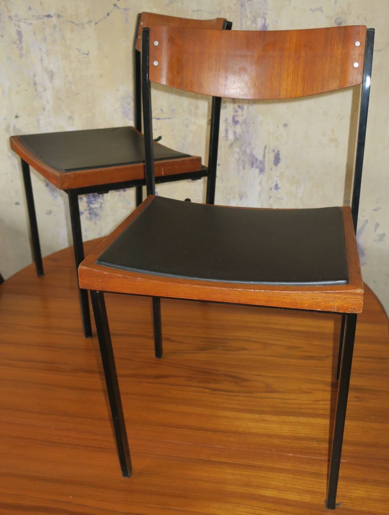 Paire de chaises empilables en teck et fer, années 1960