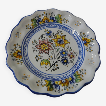 Decorative earthenware plate with floral decoration from Talavera